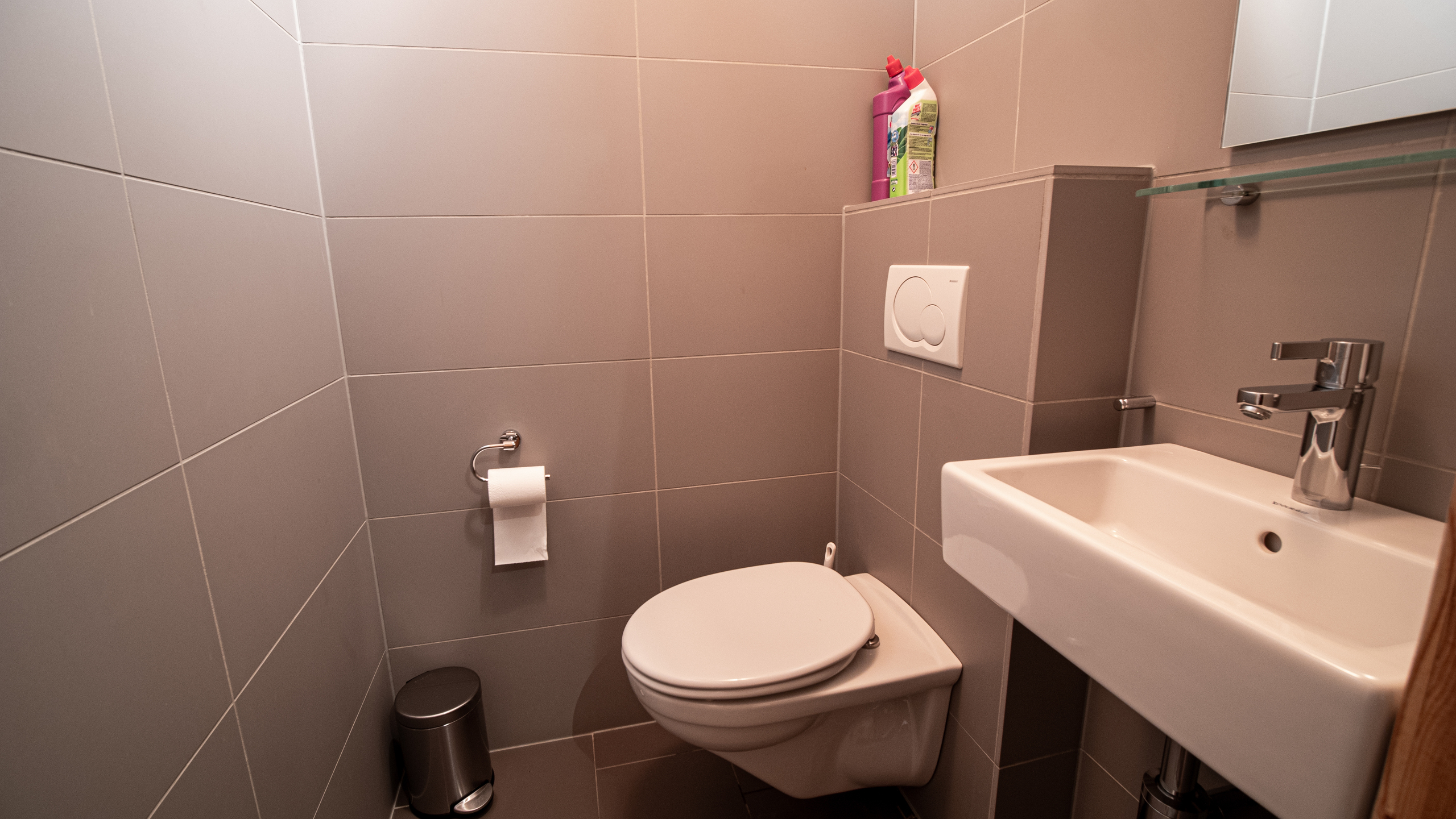 Kleines modernes Gäste-WC