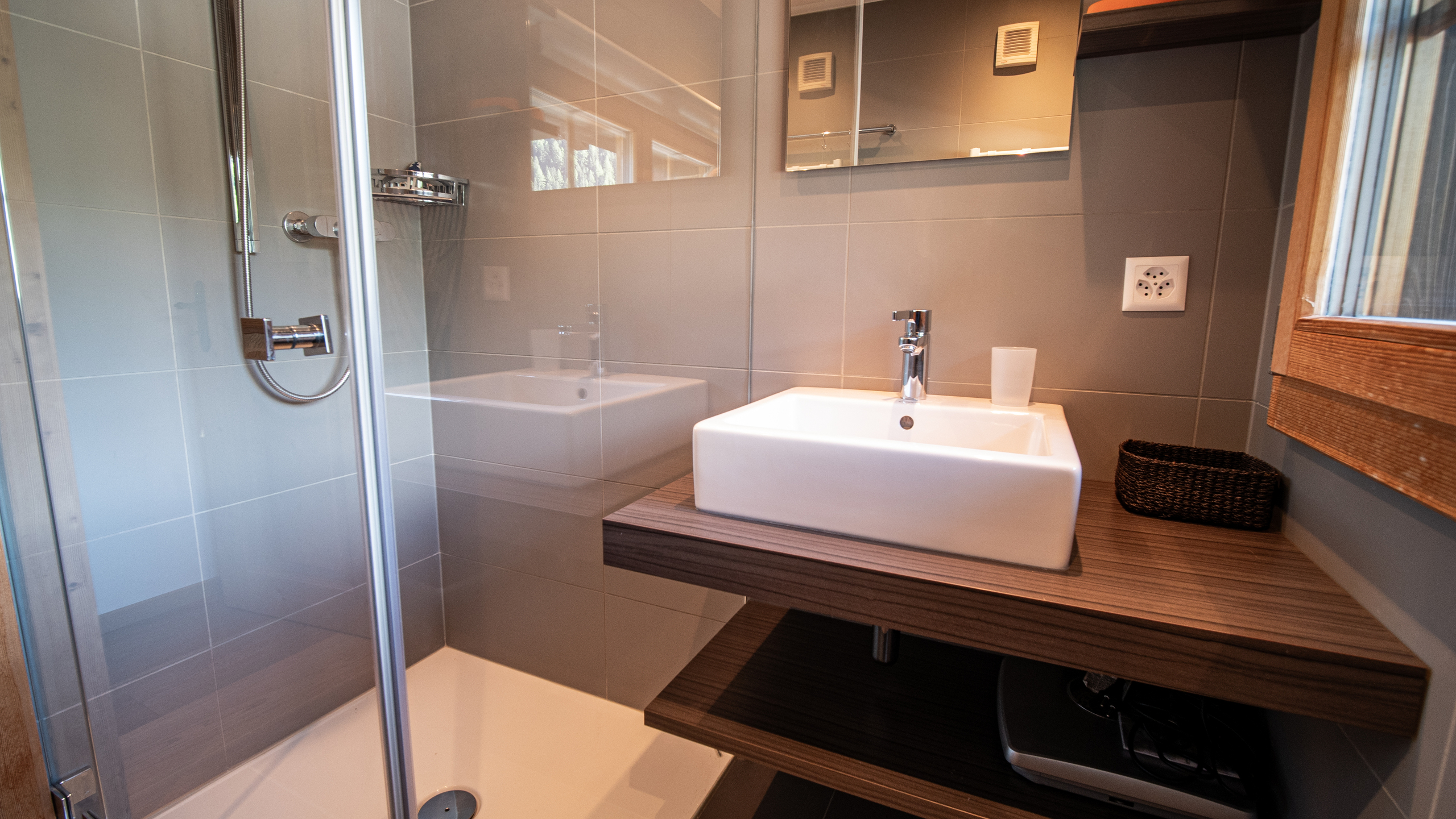 Modernes Bad mit Dusche und Waschtisch