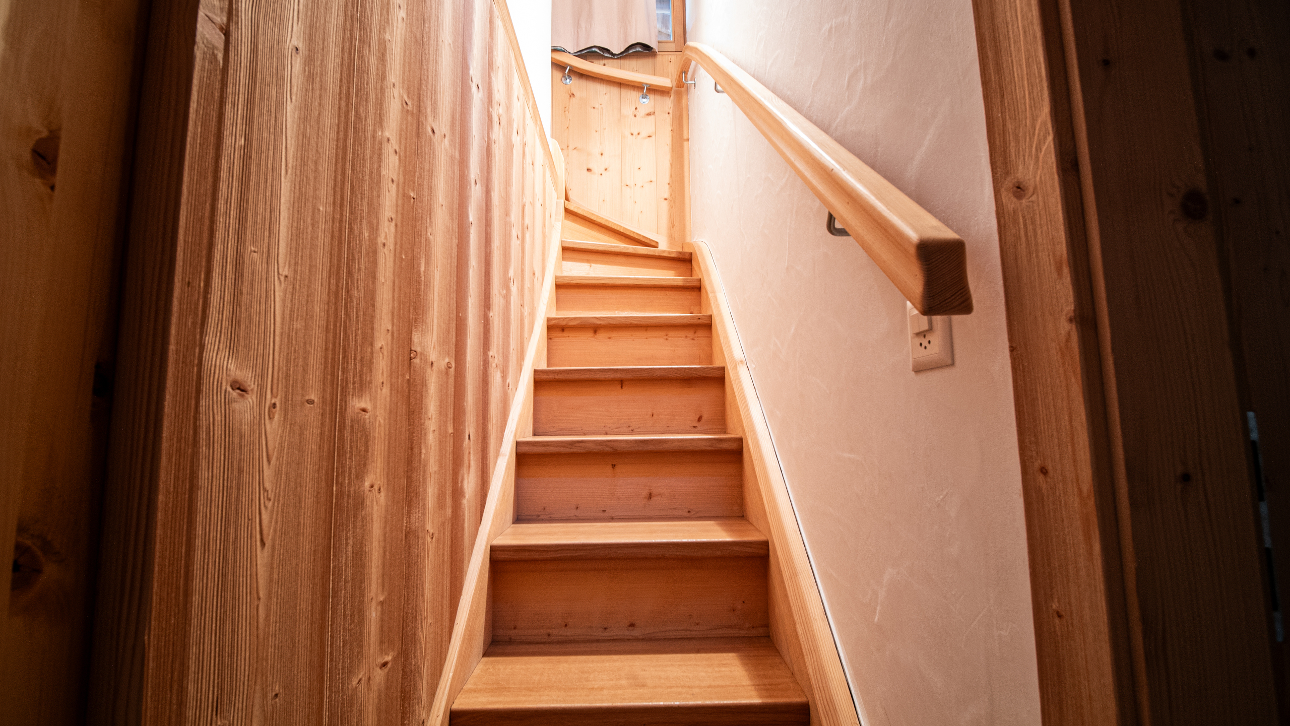 Holztreppe im Innenbereich
