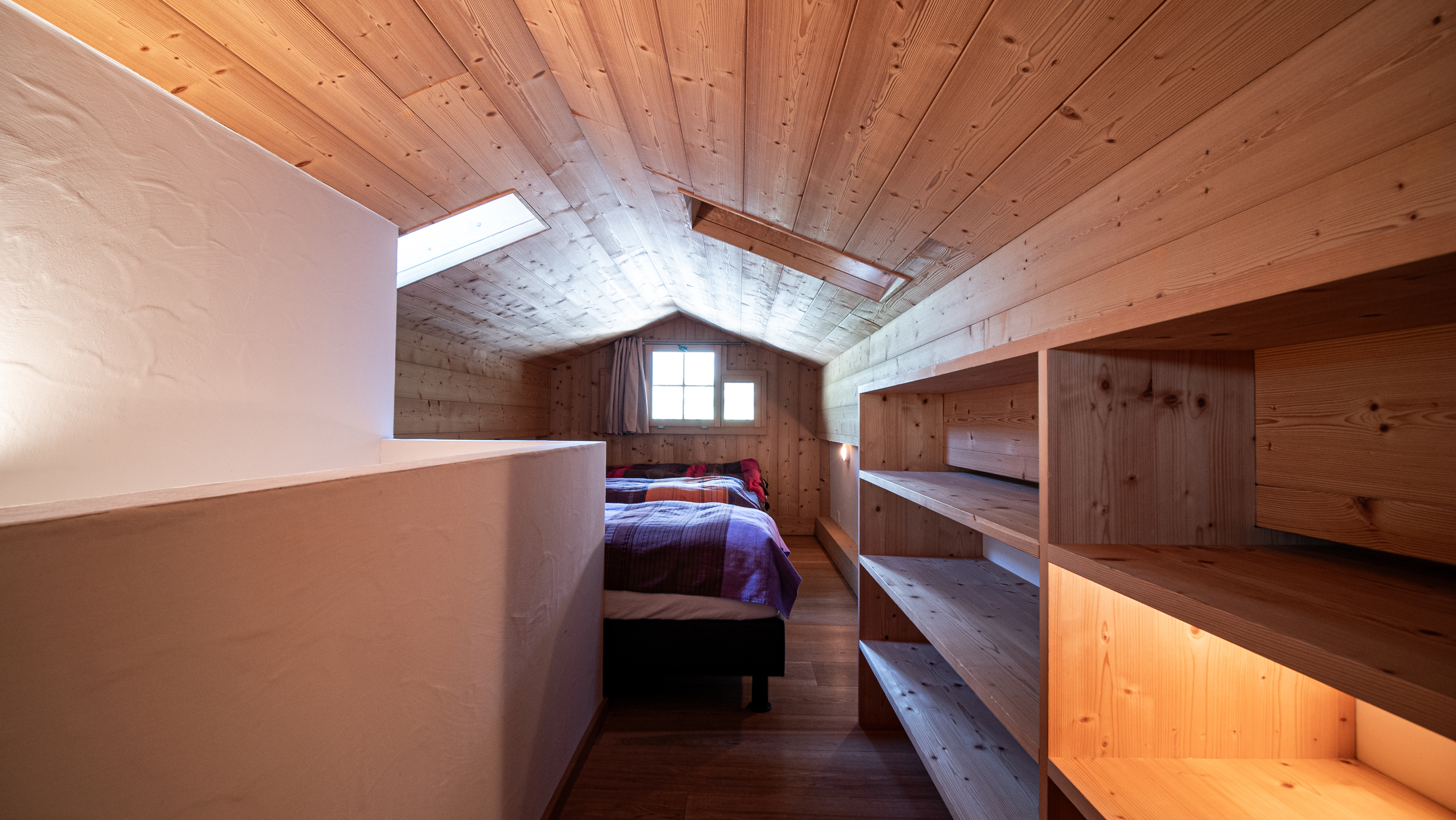 Dachgeschoss-Schlafzimmer mit Holzverkleidung