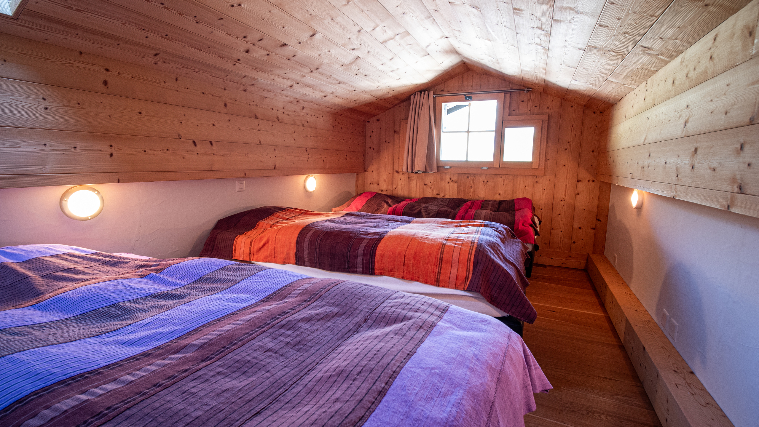 Gemütliches Dachgeschoss-Schlafzimmer mit Holzverkleidung