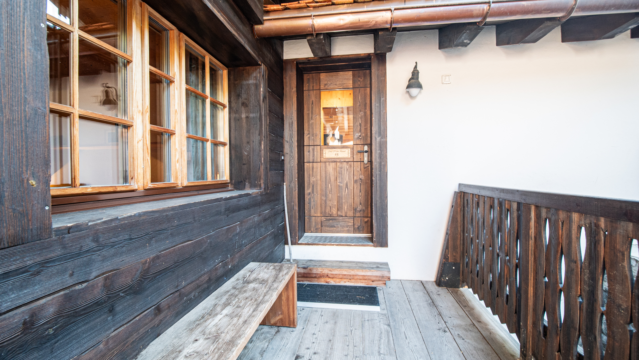 Rustikaler Eingangsvorbereich mit Holzdetails