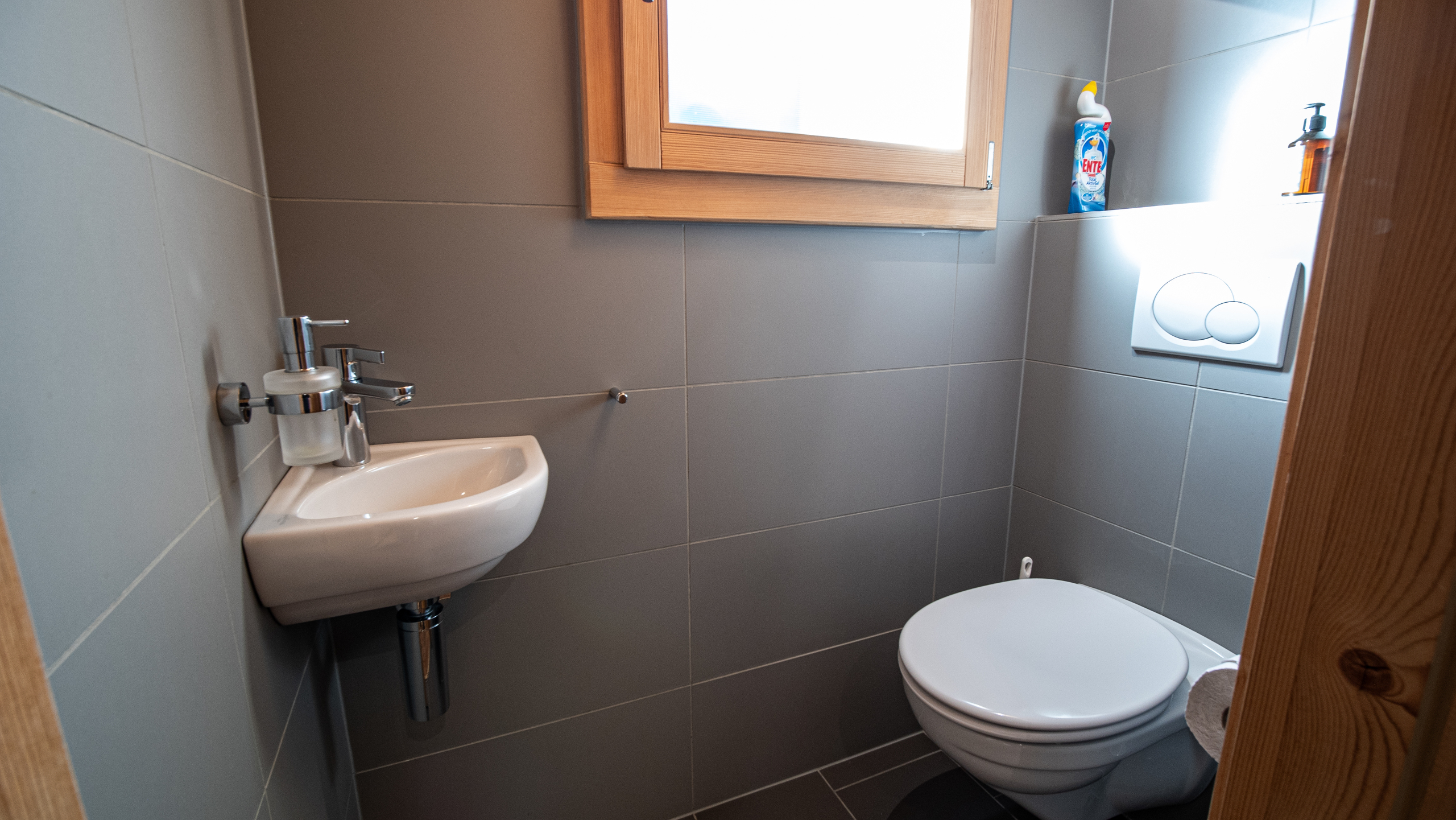 Gäste-WC mit Waschtisch und Toilette