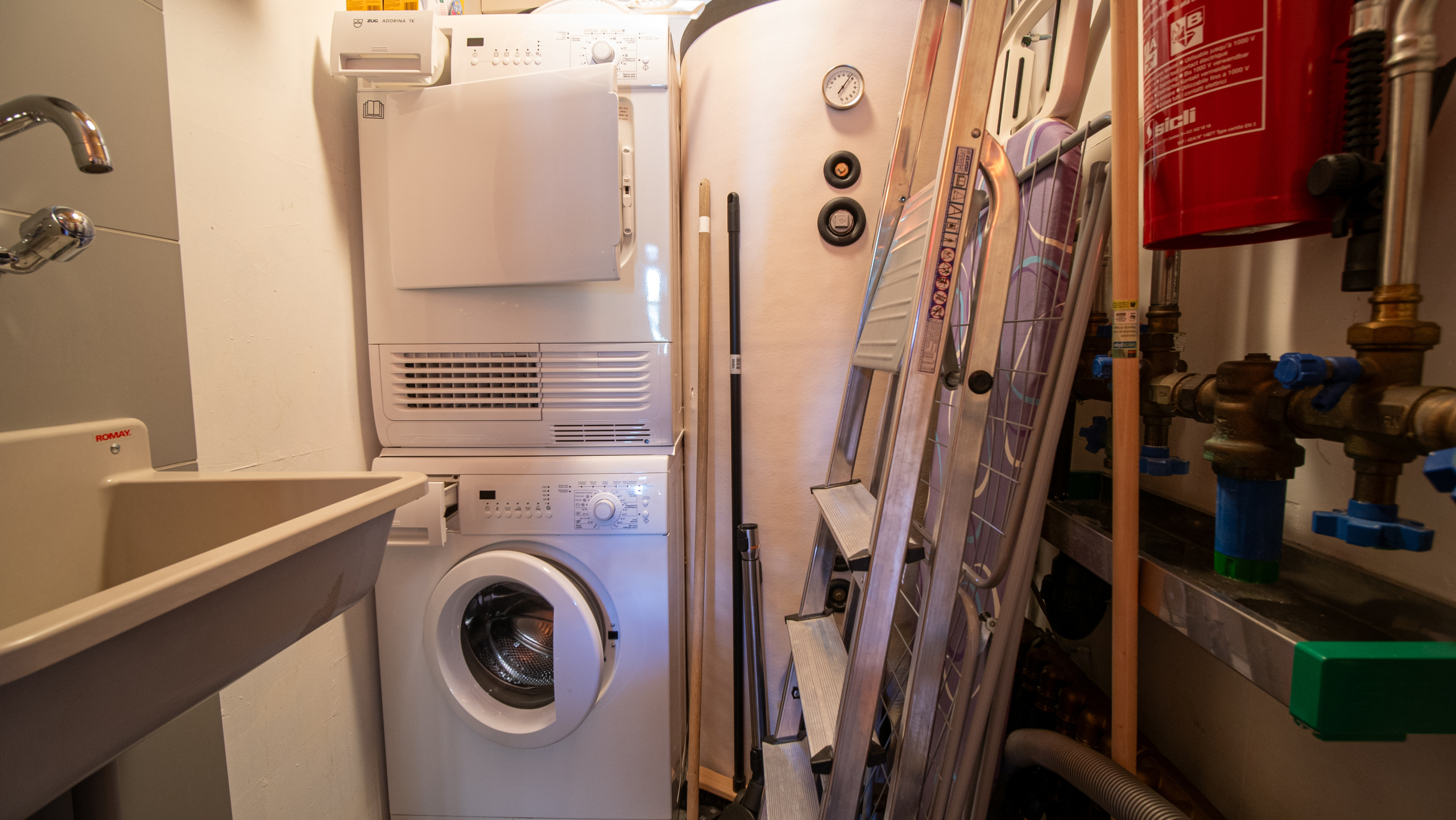 Hauswirtschafts- bzw. Technikraum mit Waschmaschine und Installationen