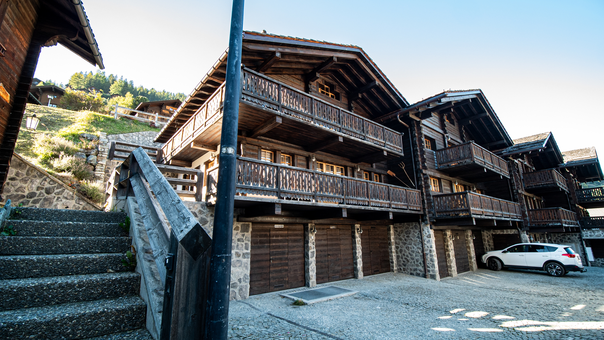 Alpine Chalet-Außenansicht mit Balkonen