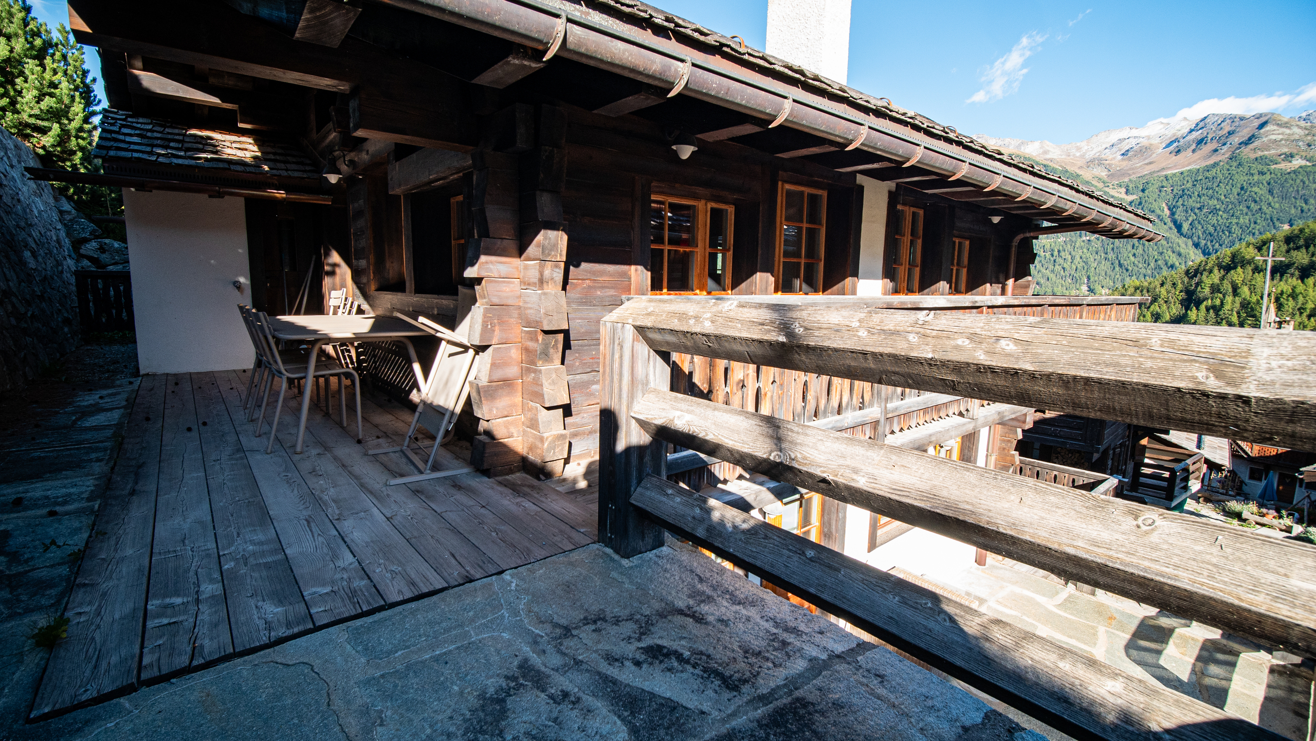 Berghaus mit Holzterrasse und Bergblick