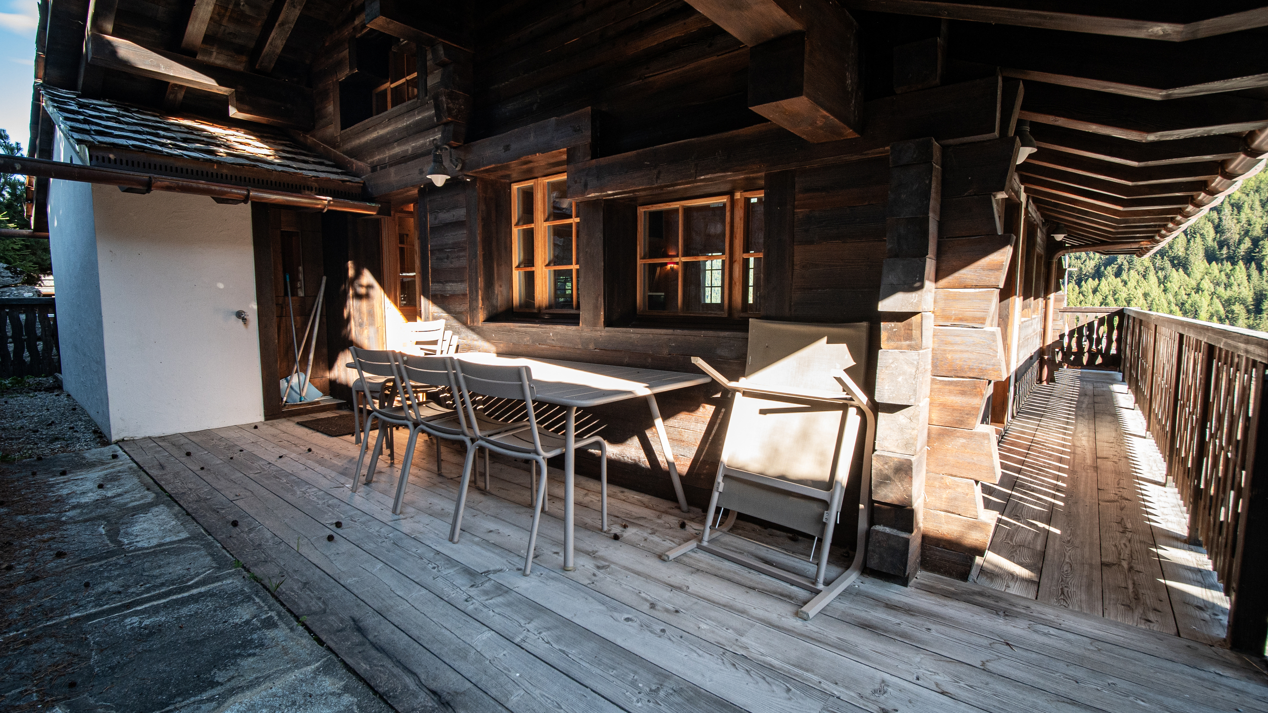 Alpenbalkon mit Holzfassade