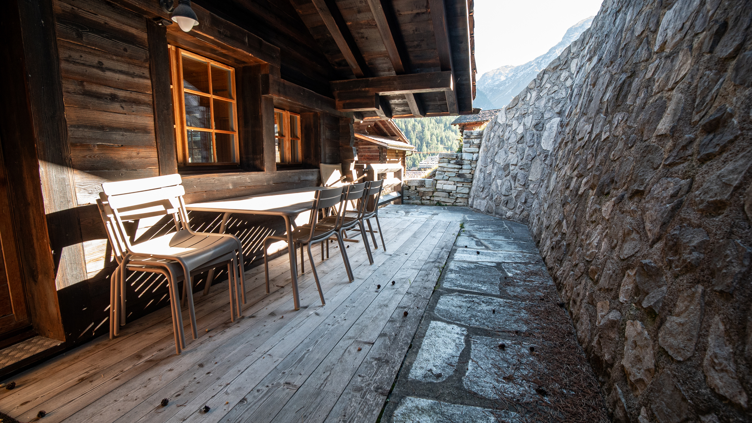 Alpen-Terrasse mit Holzhütte