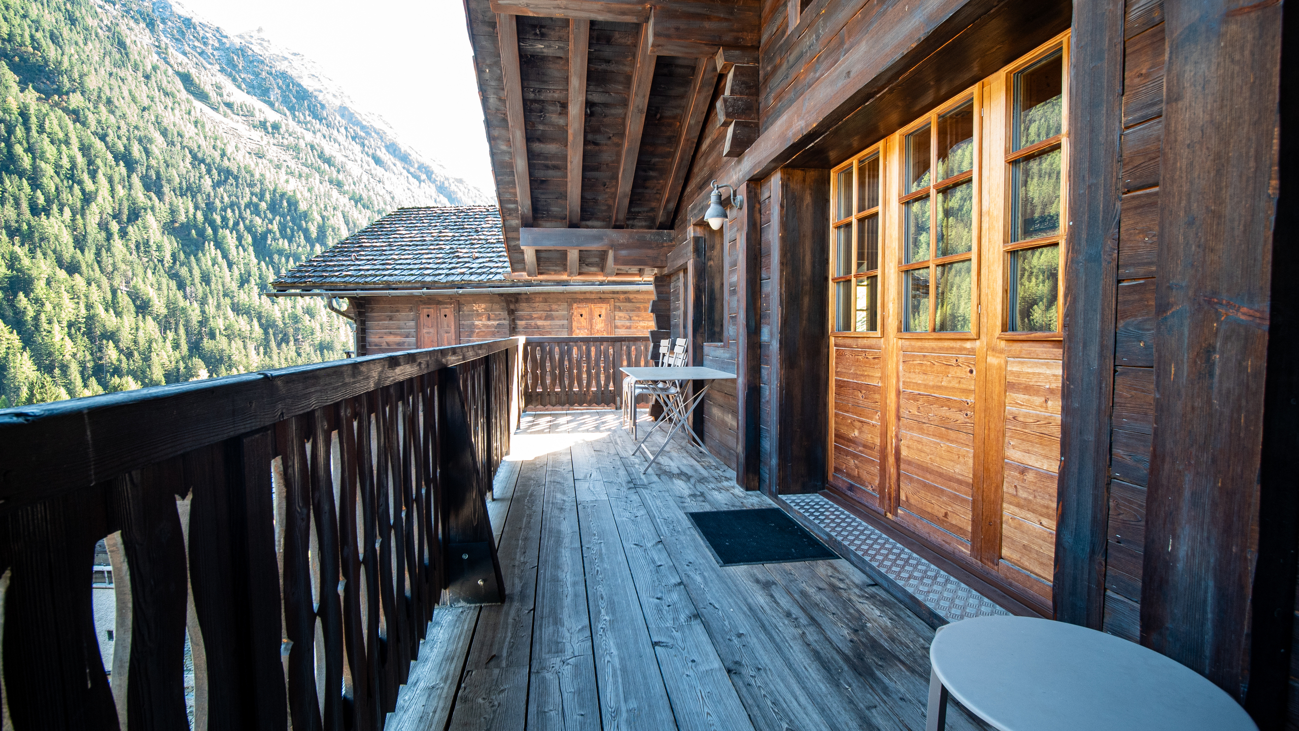 Alpenholz-Balkon mit Bergblick