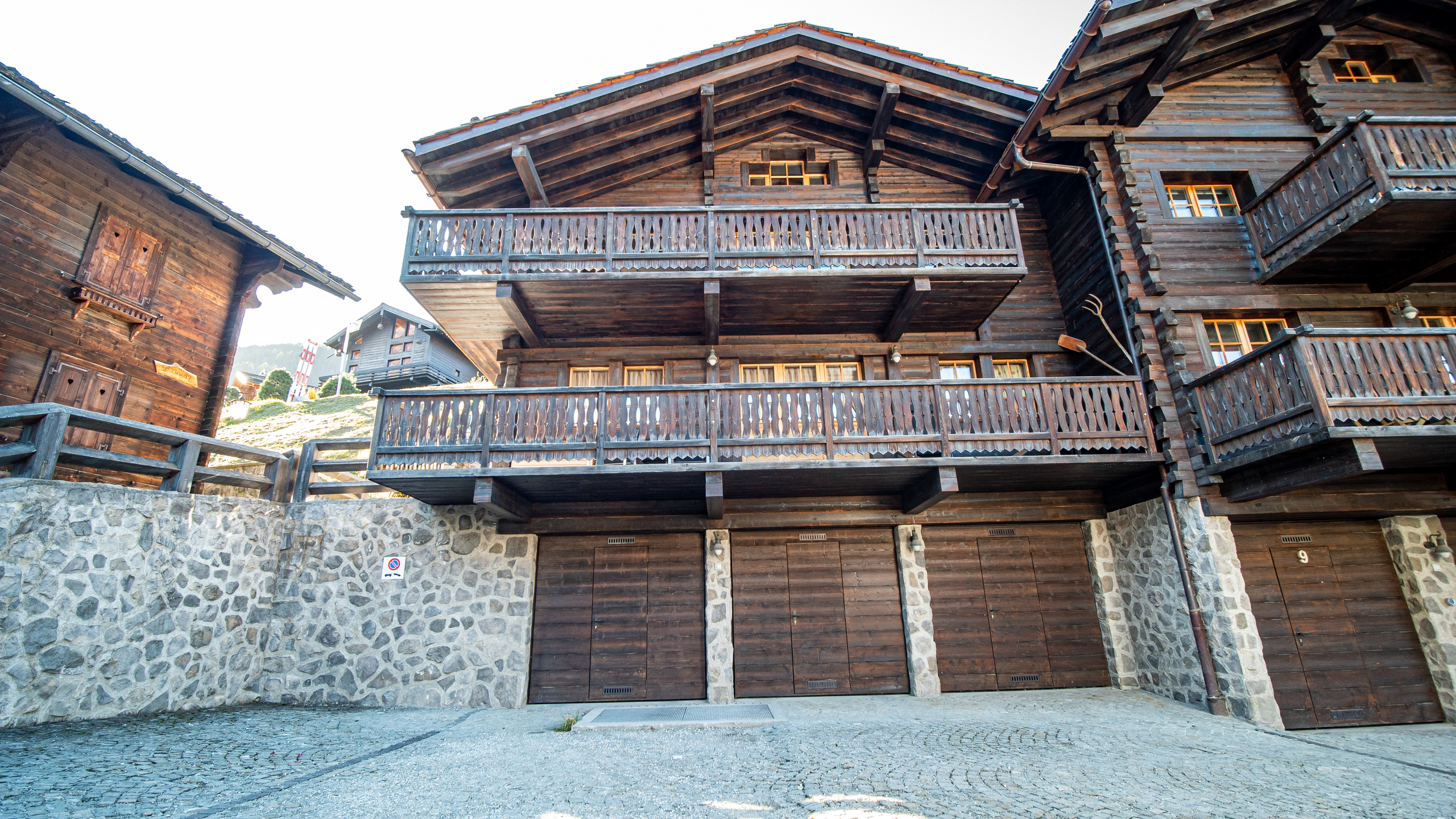 Rustikale Chalet-Fassade mit Balkonen