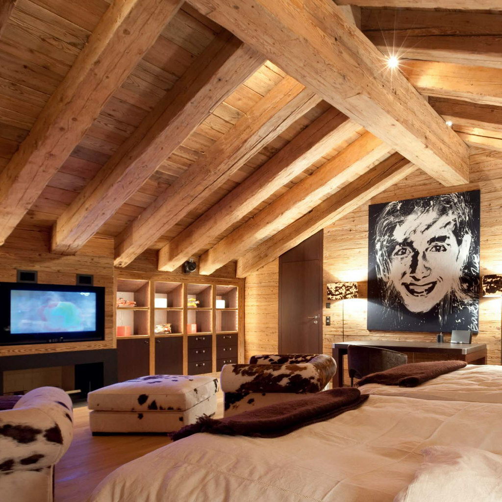 Rustikales Schlafzimmer mit sichtbaren Holzbalken