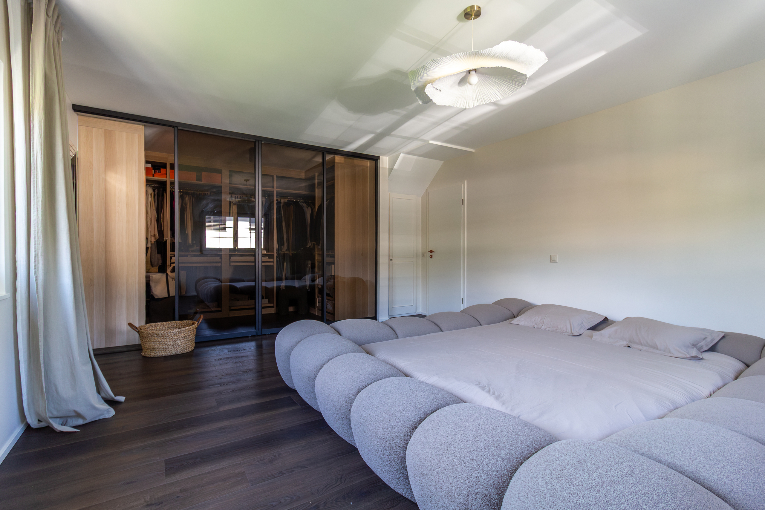 Modernes Schlafzimmer mit begehbarem Kleiderschrank