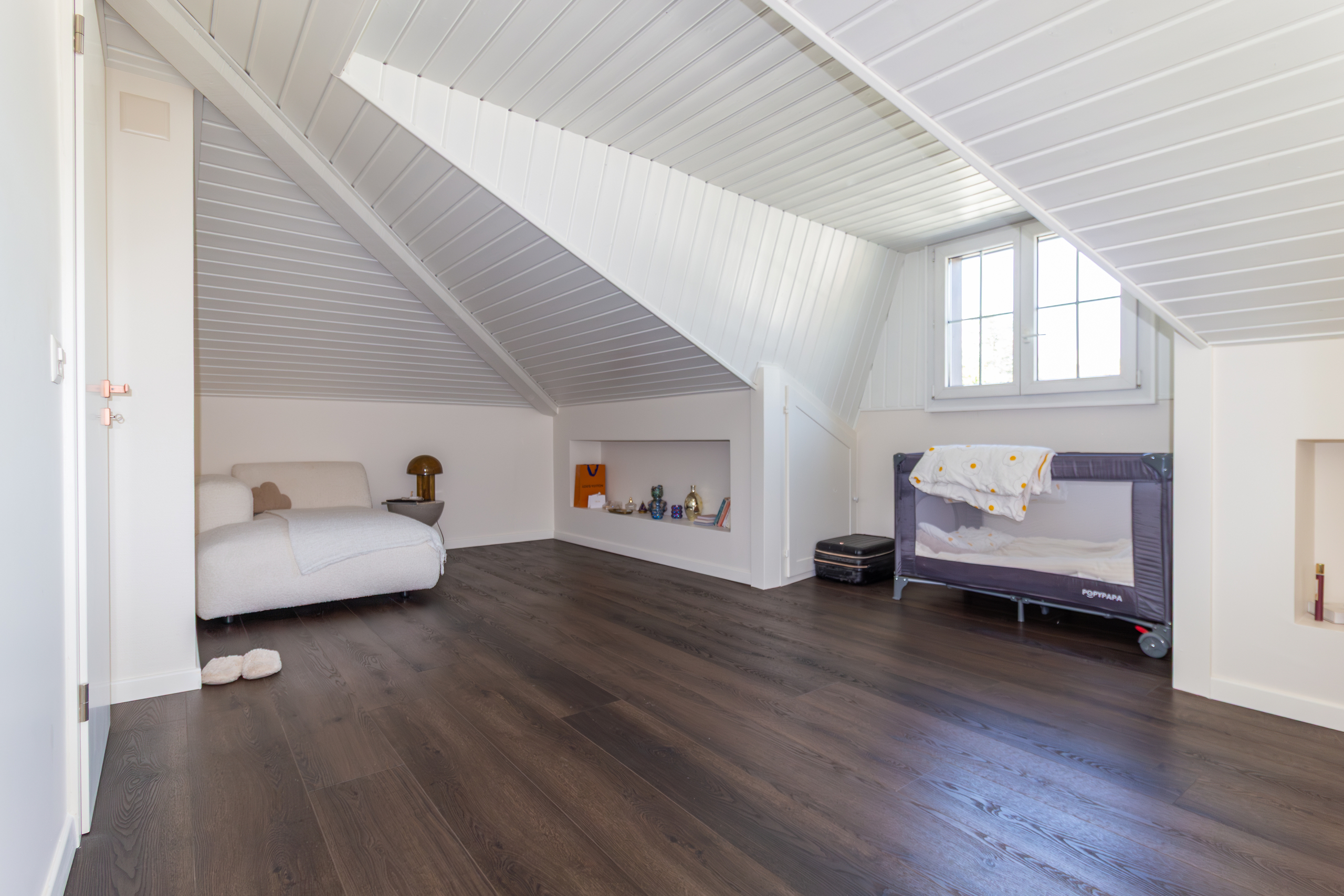 Helles Dachgeschosszimmer mit Schlafzimmernische