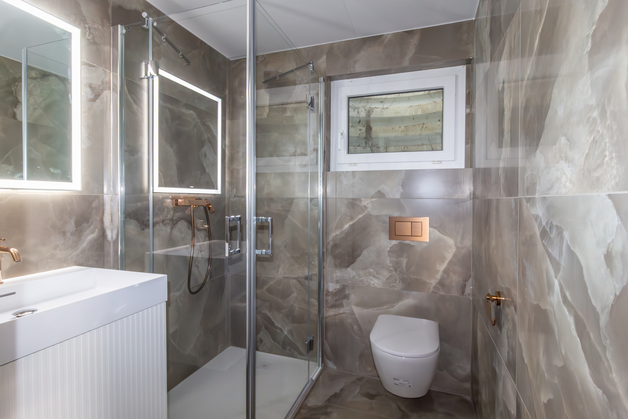 Modernes Badezimmer mit Duschabtrennung und WC