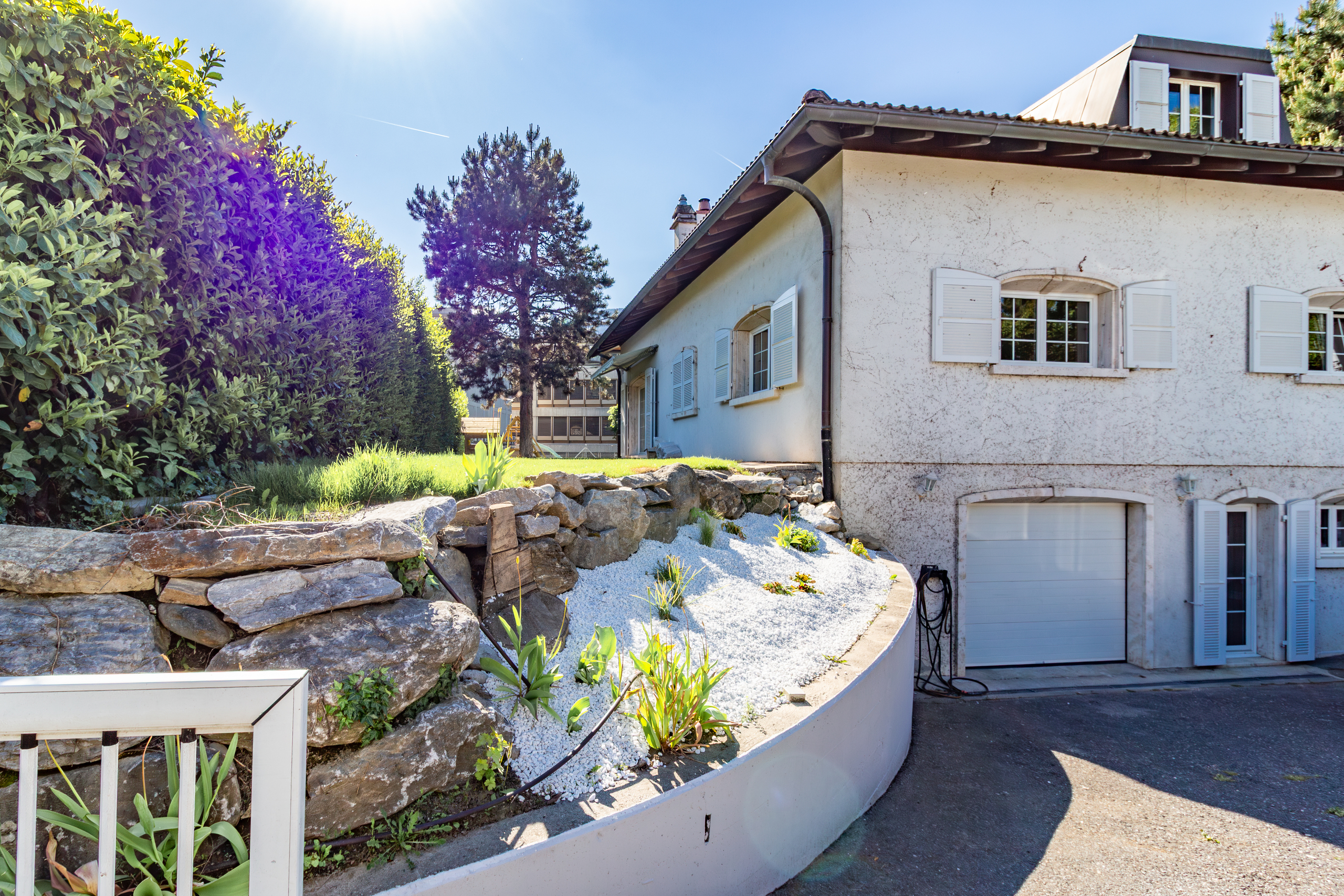 Außenansicht eines Wohnhauses mit Gartenhang