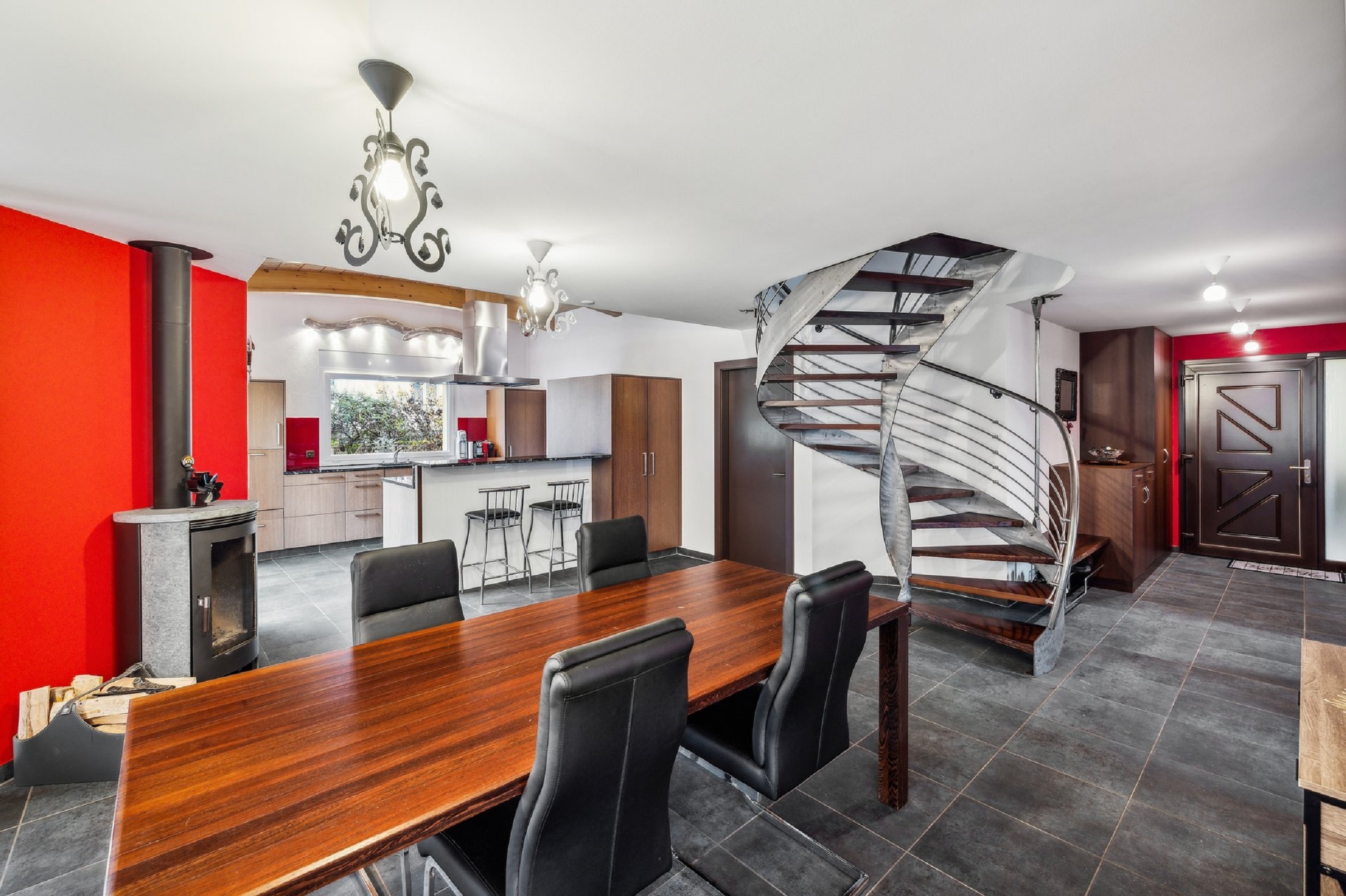 Modernes Wohn-Esszimmer mit offener Küche und Wendeltreppe