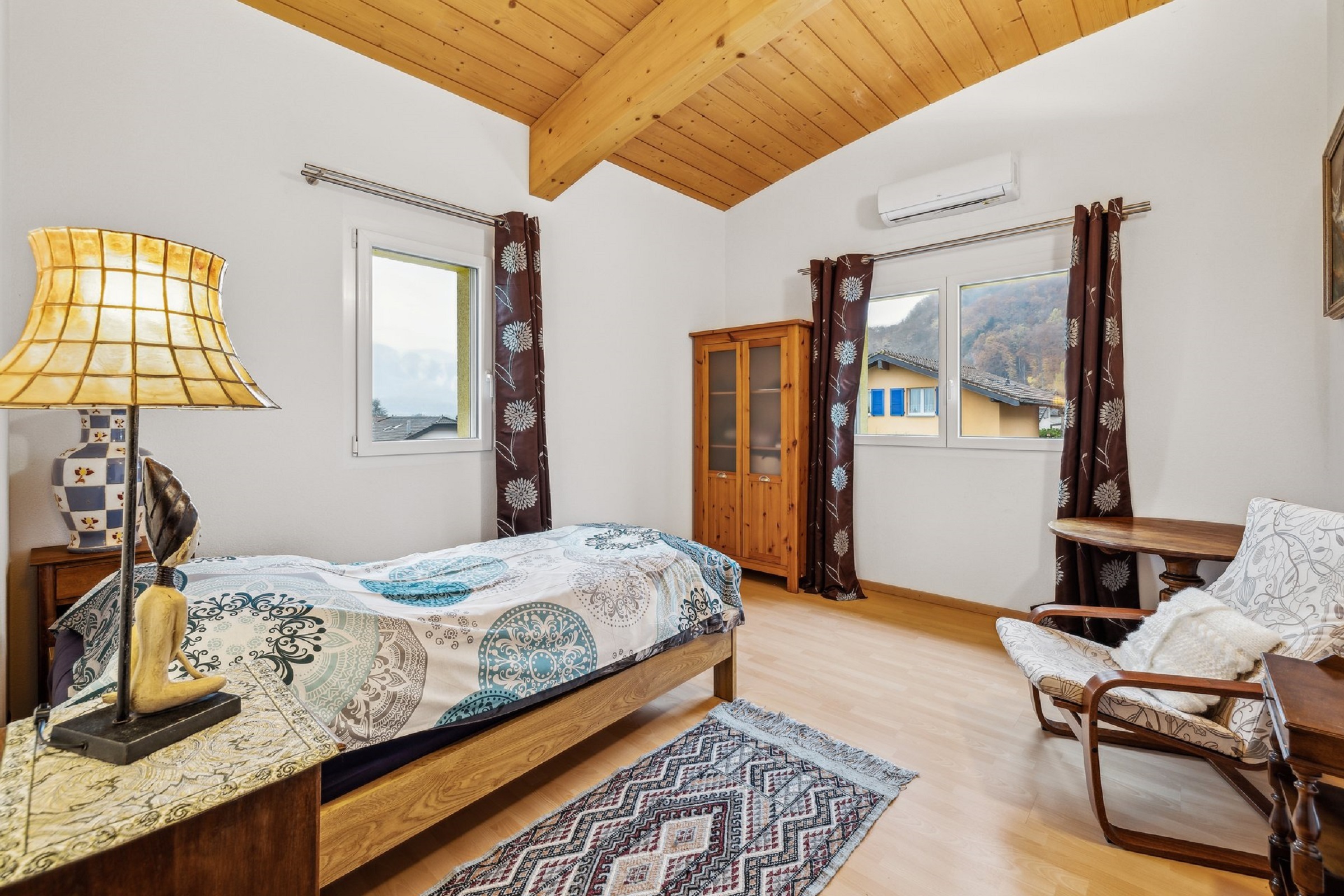Helles Schlafzimmer mit Holzdecke