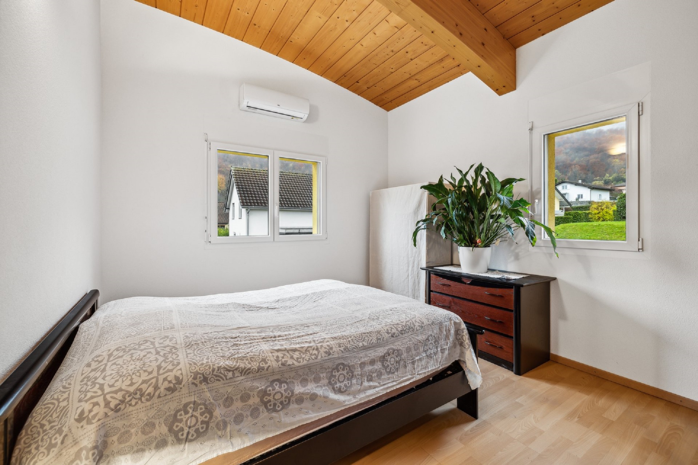Helles Schlafzimmer mit Holzdecke