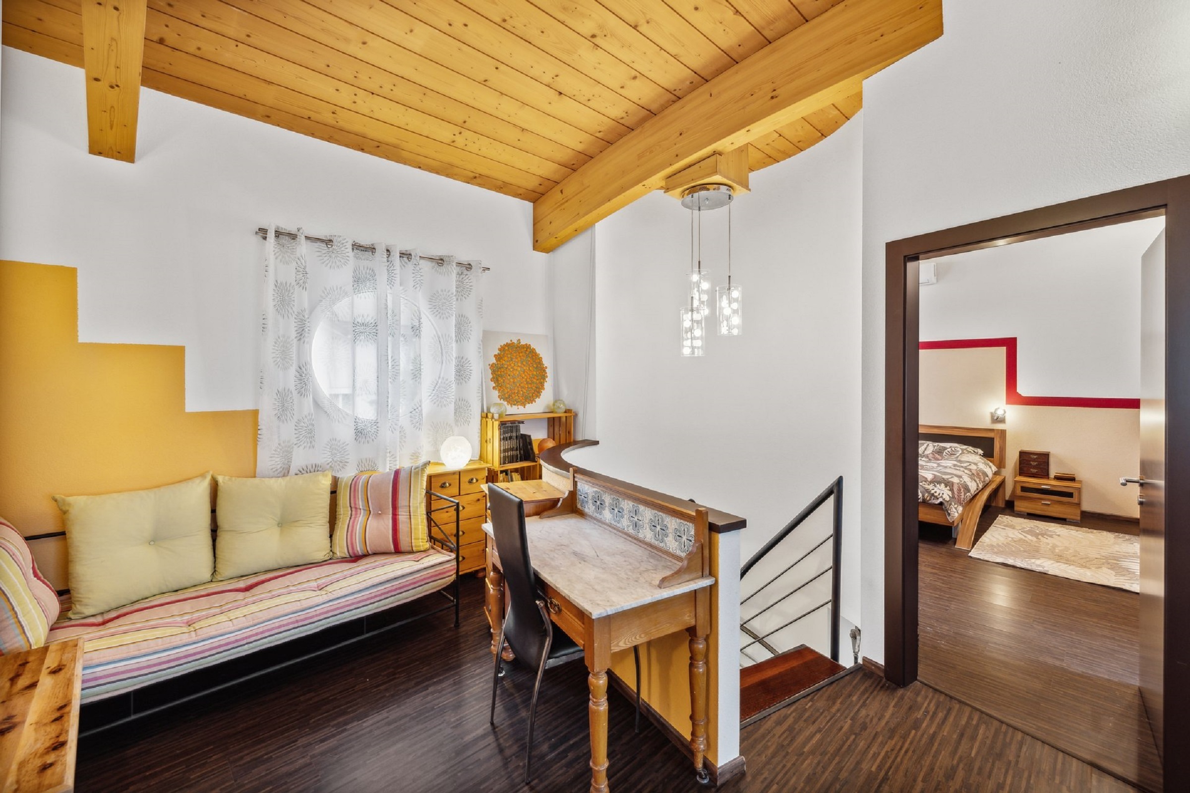 Wohnbereich mit Galerie und Blick ins Schlafzimmer