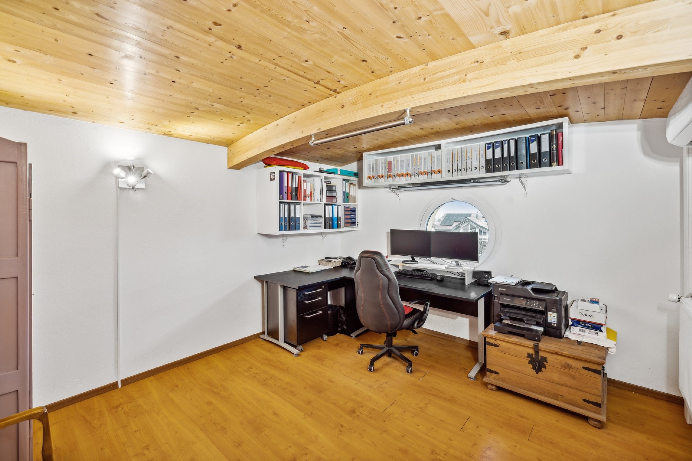 Arbeitszimmer mit Holzbalkendecke