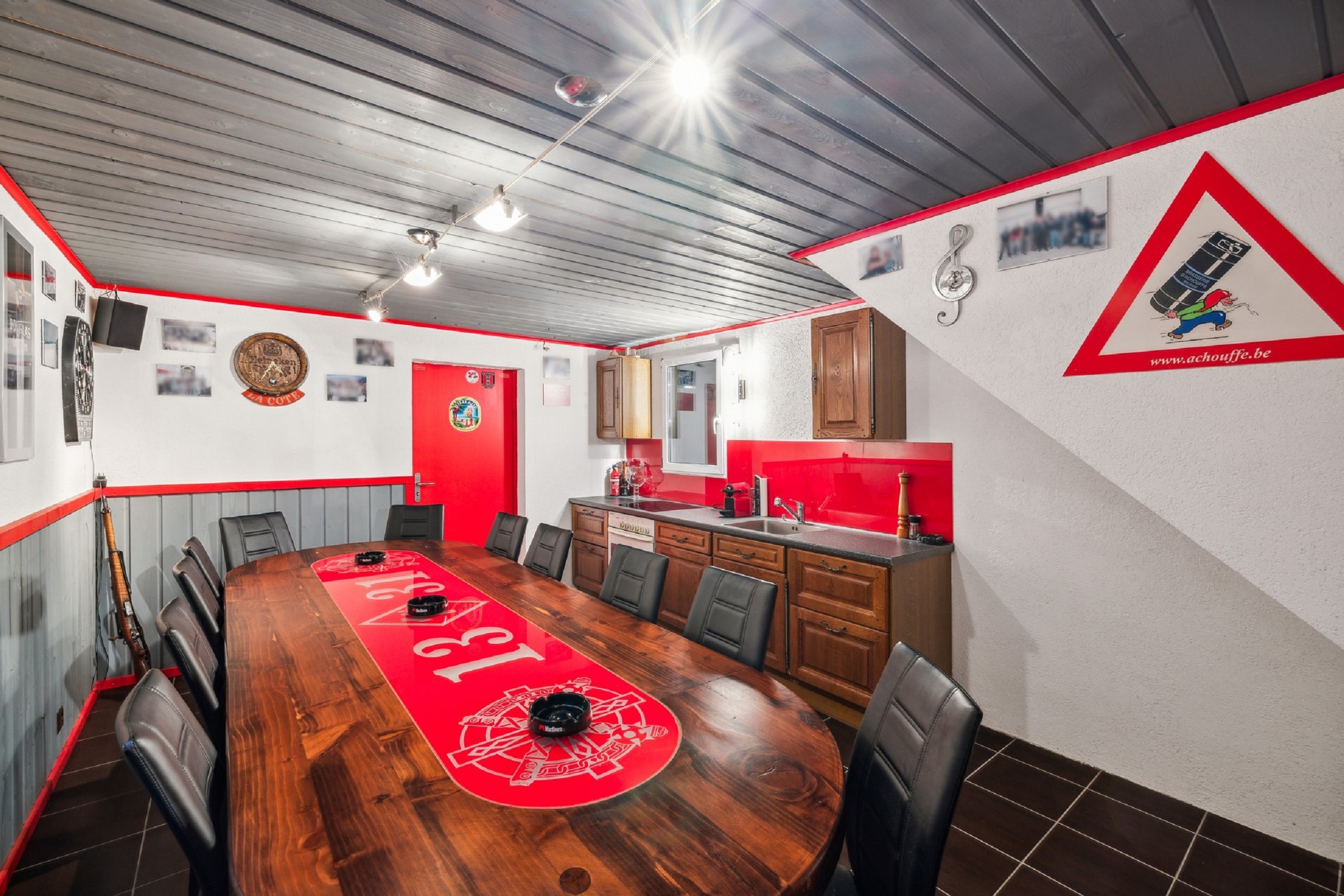 Geselliger Club- oder Speiseraum mit langer Tafel