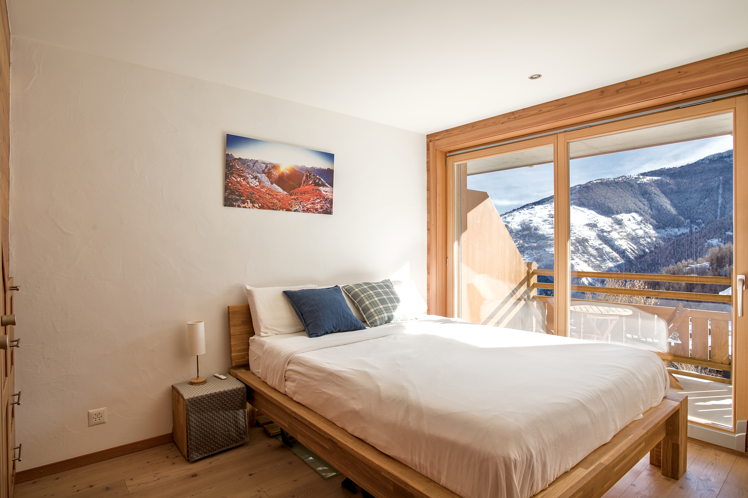 Helles Schlafzimmer mit Bergblick