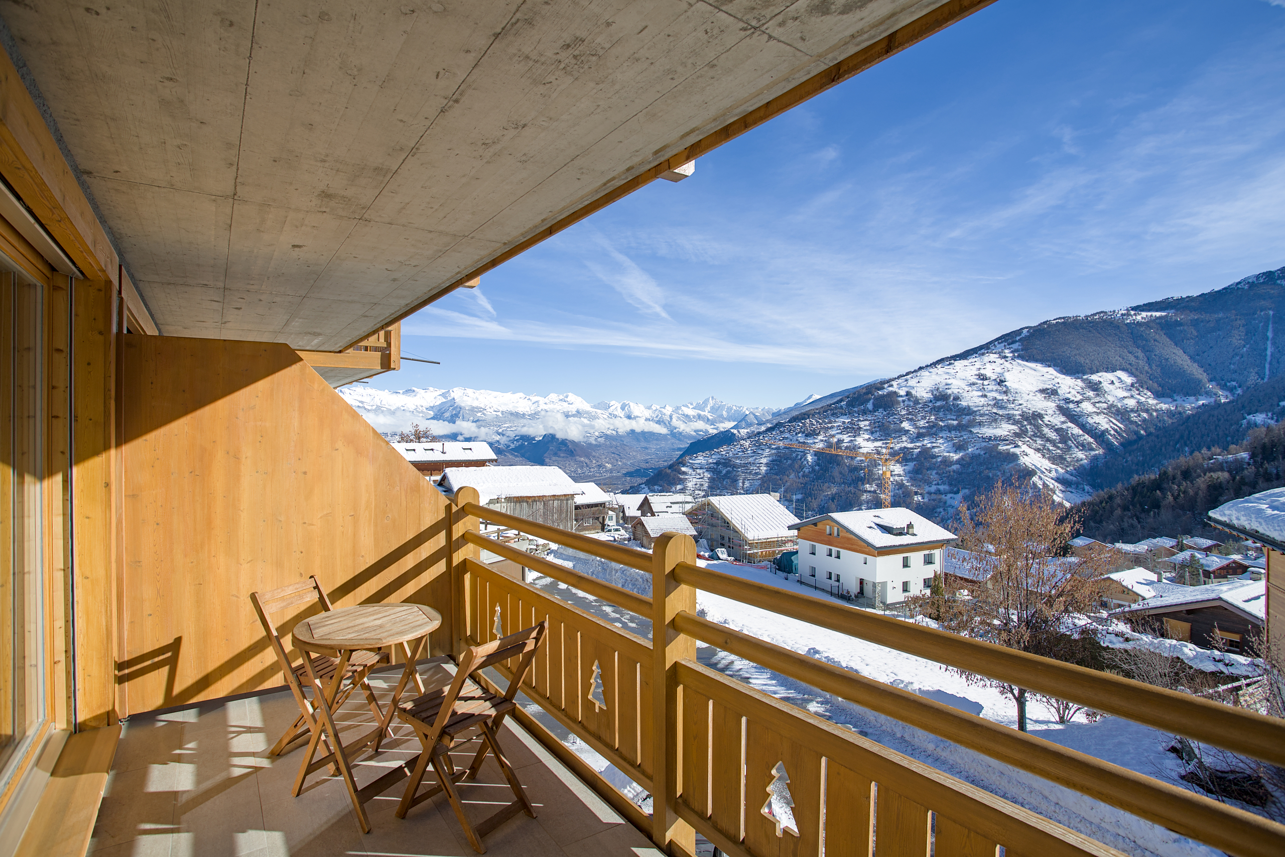 Balkon mit Bergpanorama