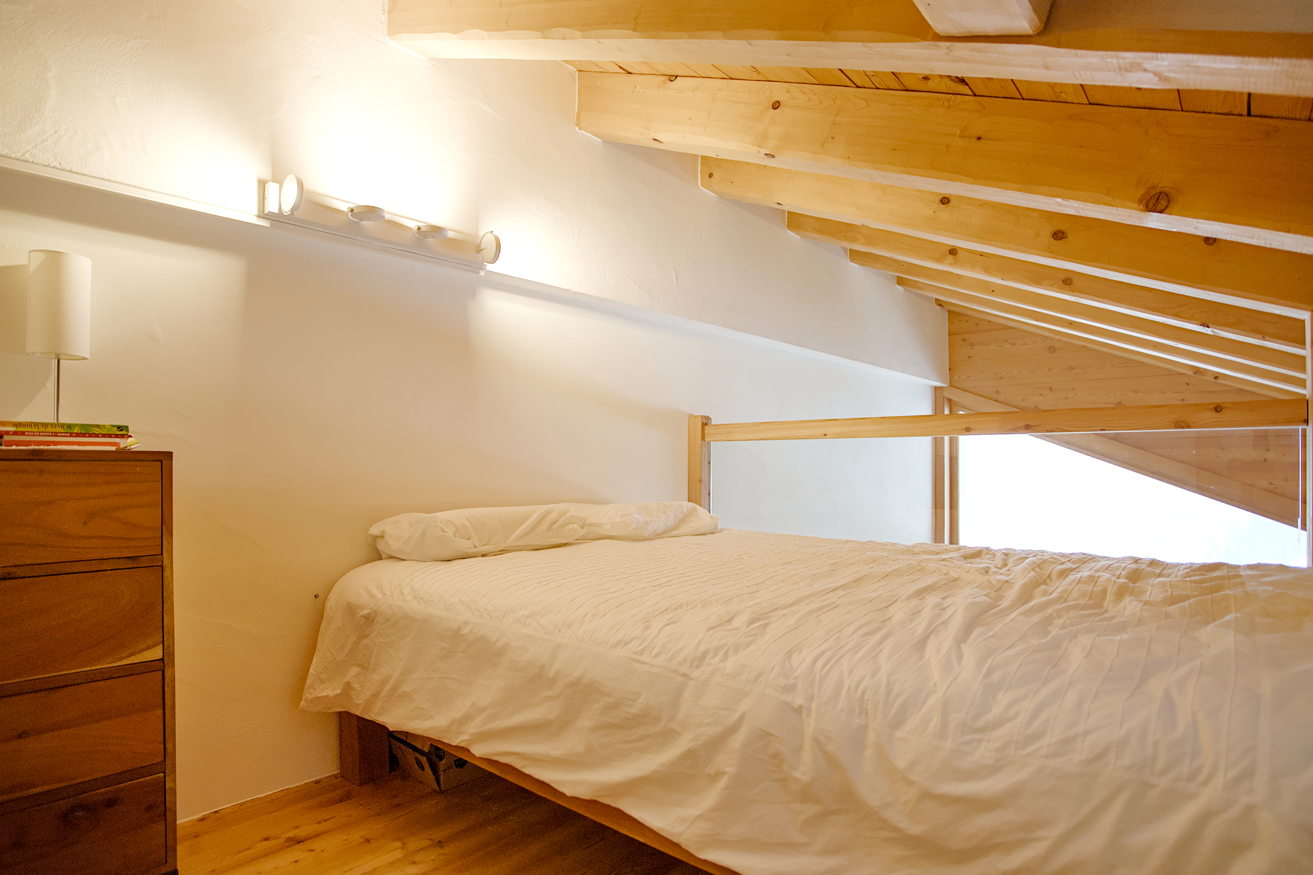 Dachgeschoss-Schlafzimmer mit Holzdecke