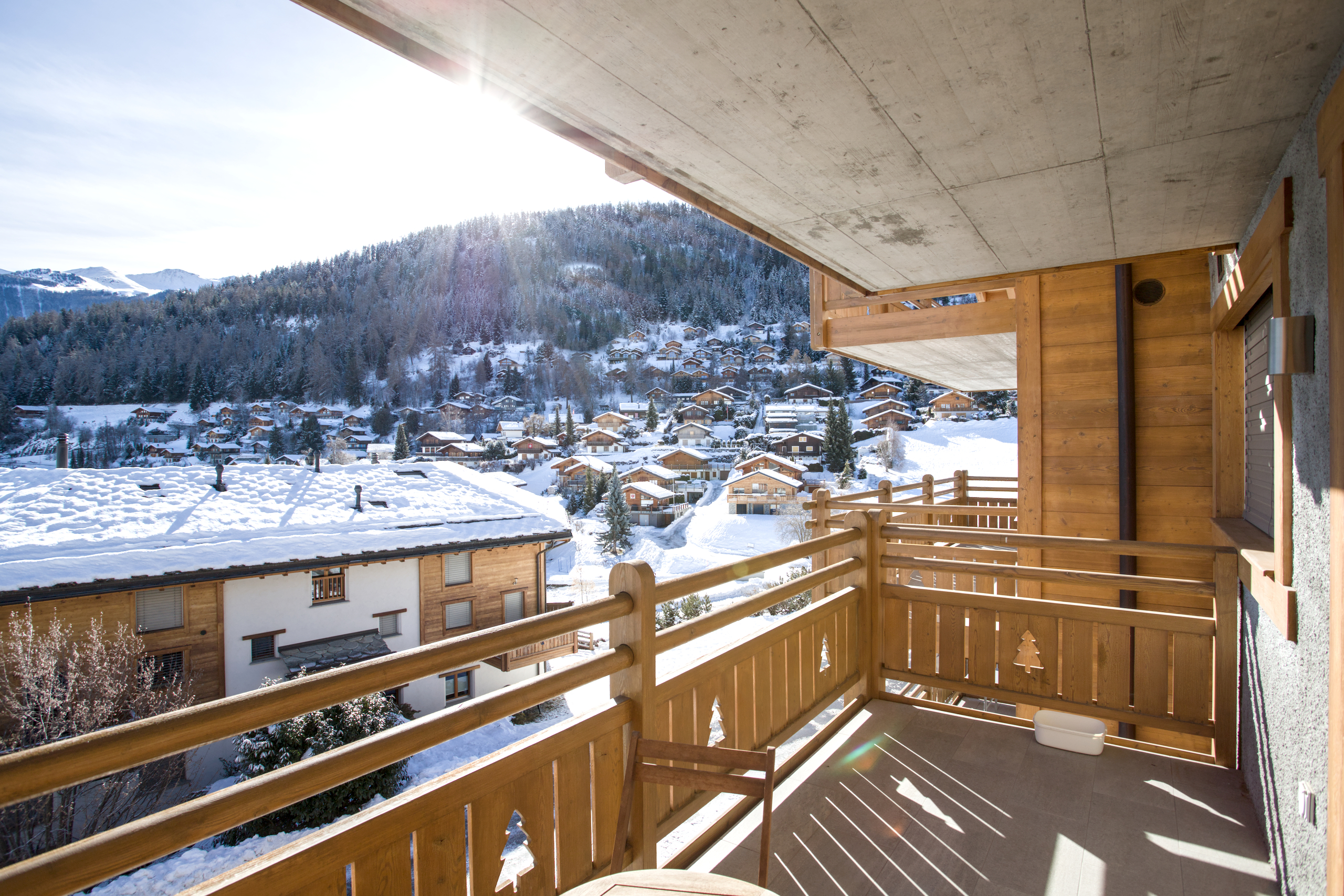 Sonniger Balkon mit Bergblick