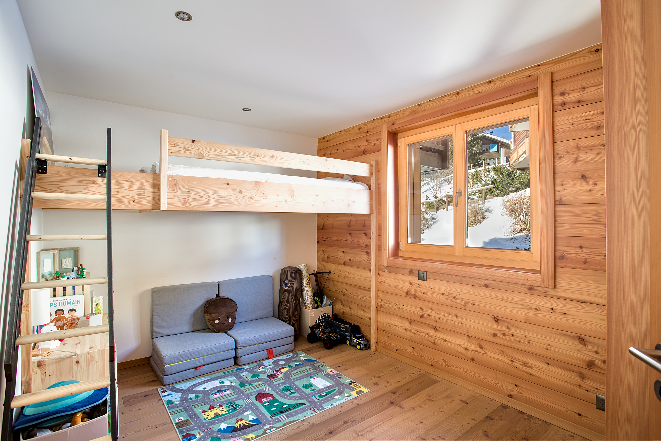 Gemütliches Kinderzimmer mit Holzverkleidung