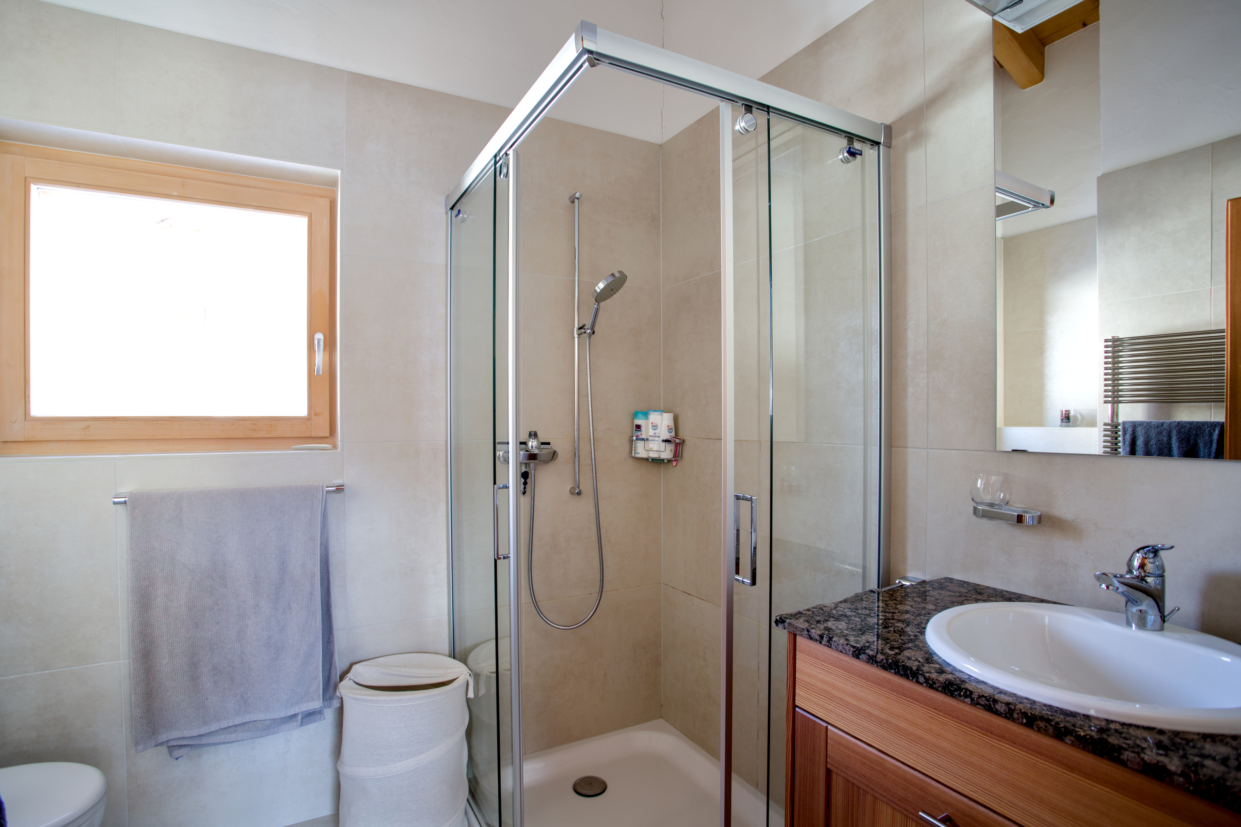 Modernes Badezimmer mit Glasdusche und Waschtisch