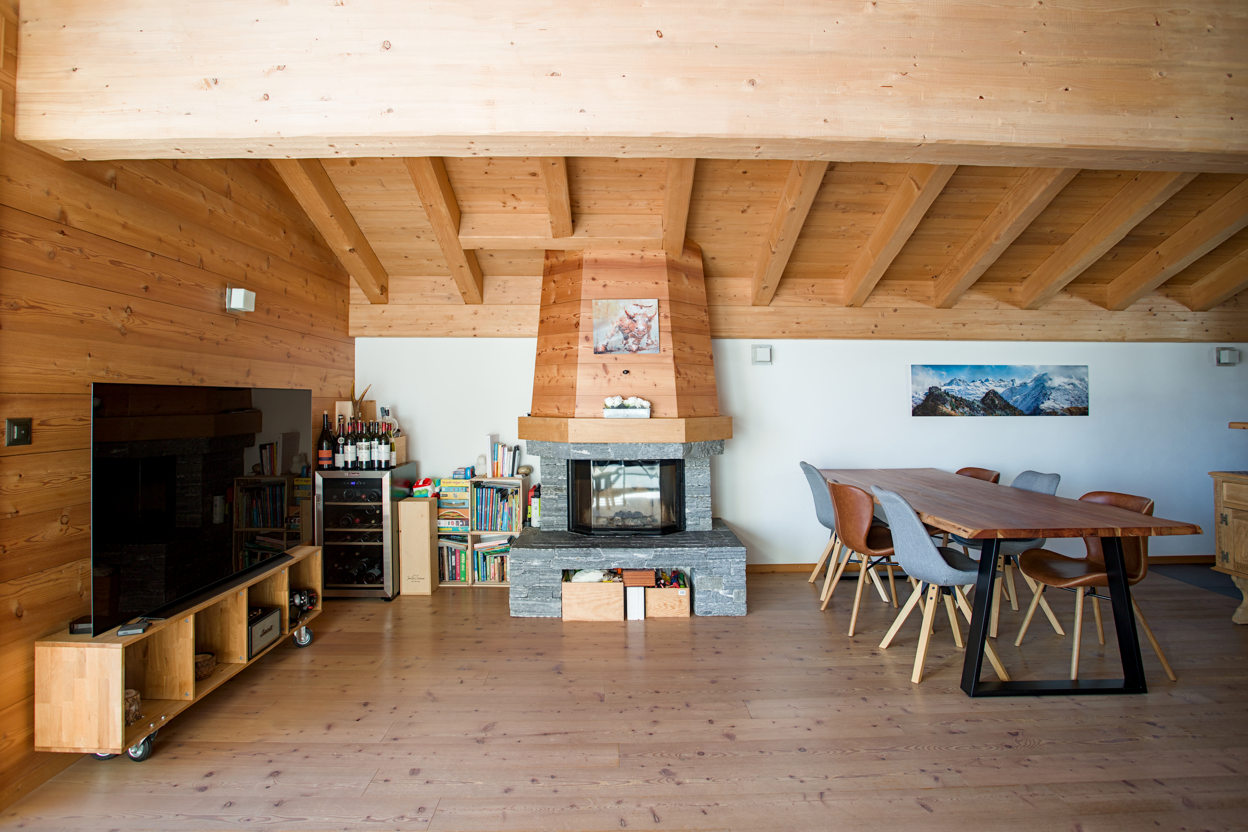 Wohn- und Essbereich mit Kamin und Holzausstattung