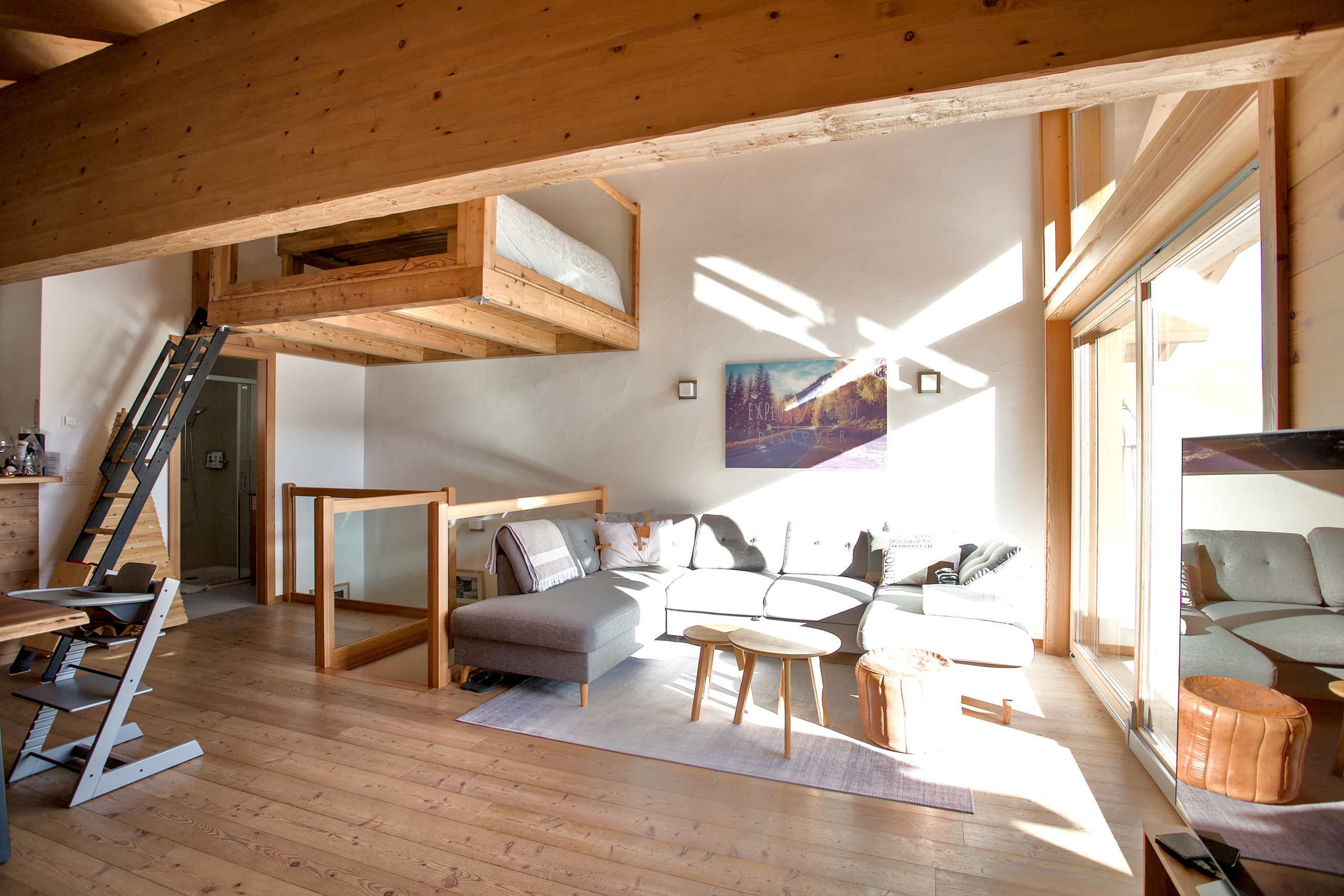 Helles Loft-Wohnzimmer mit Holzgalerie