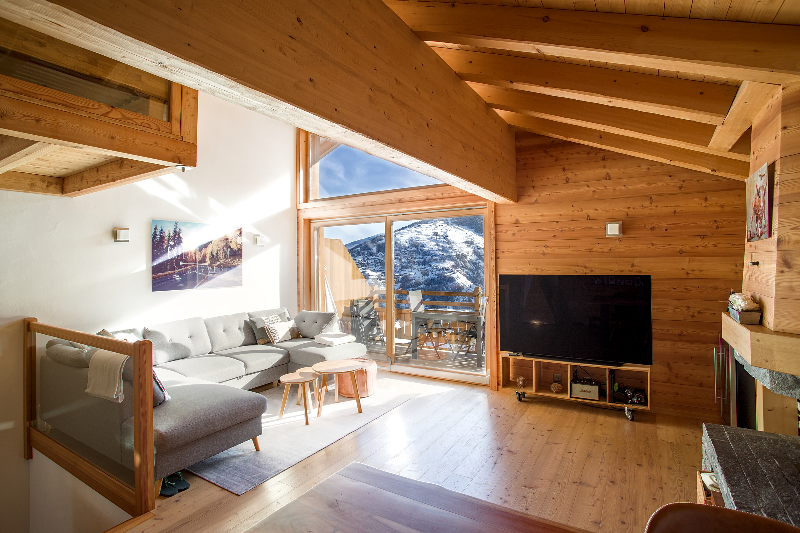 Helles Wohnzimmer mit Bergblick und Holzdecke