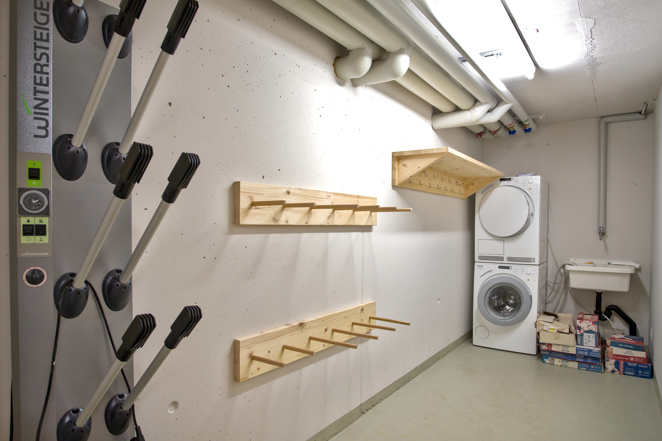 Hauswirtschafts-/Technikraum mit Waschmaschine und Trockner