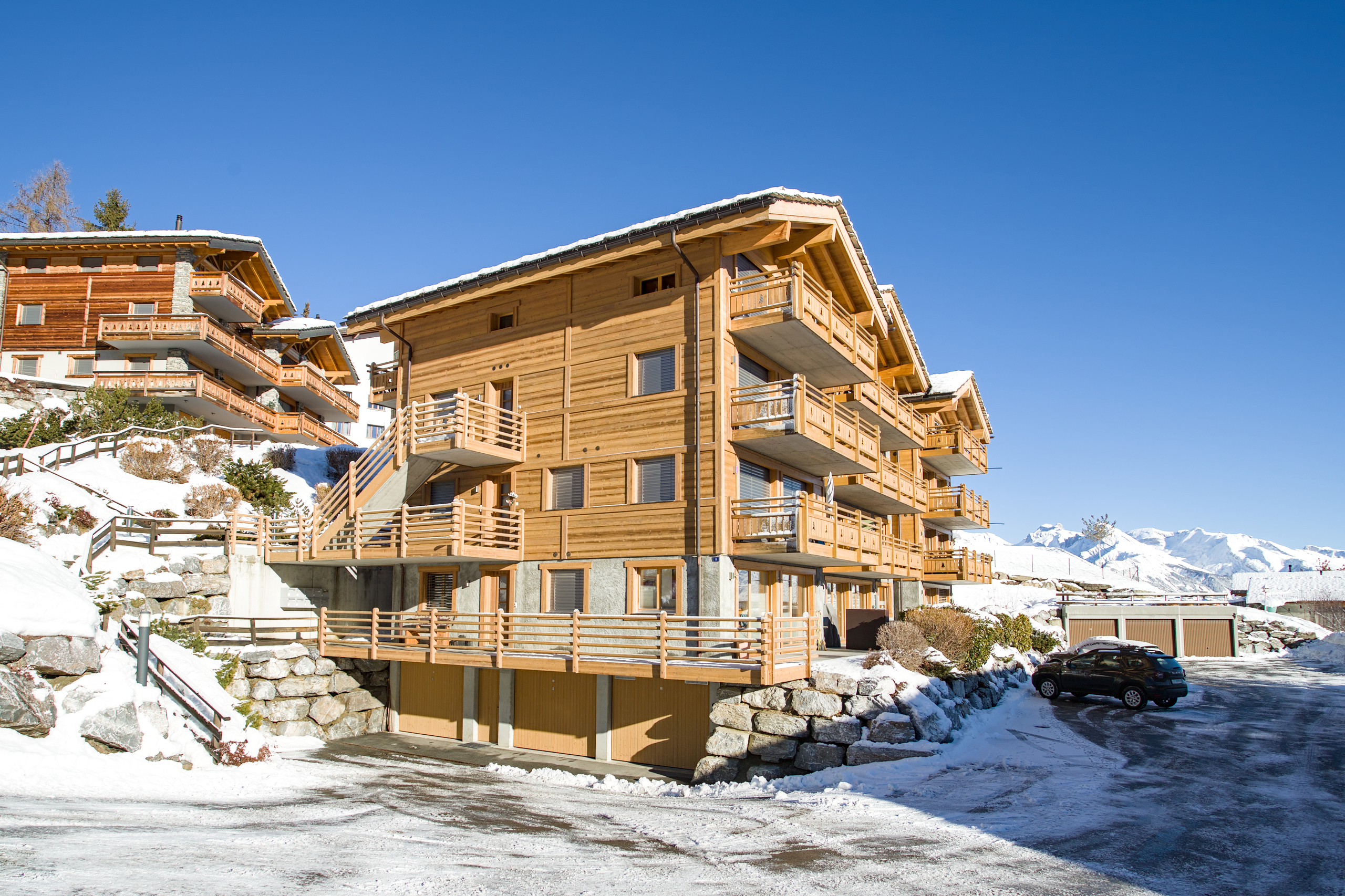 Alpen-Chalet mit Holzfassade und Balkonen