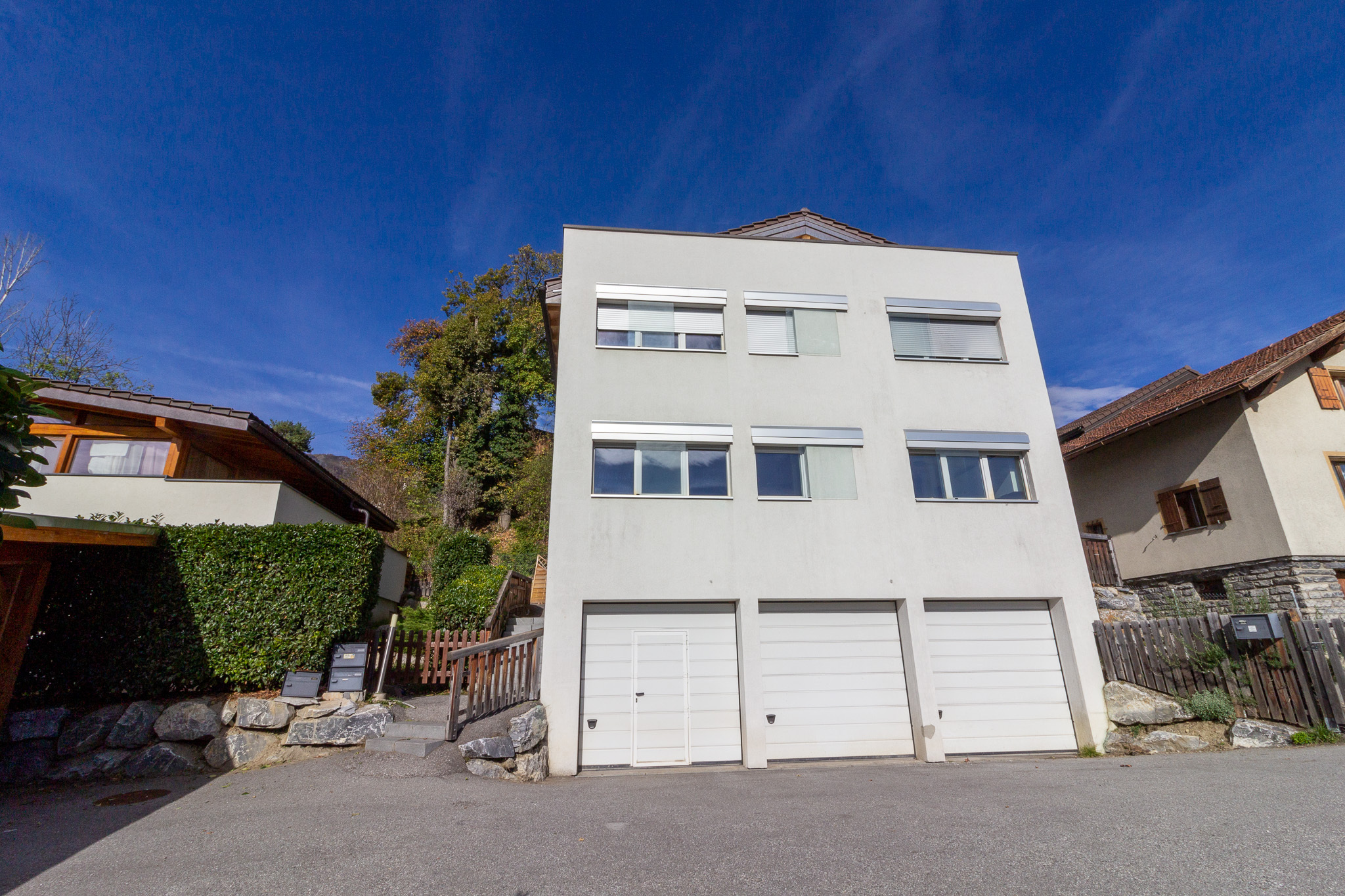 Modernes Mehrfamilienhaus mit Garagenfront