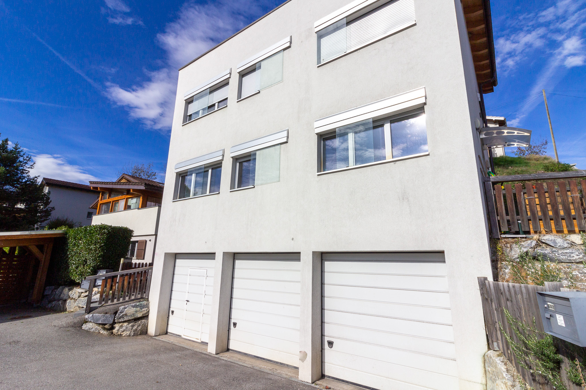 Modernes Mehrfamilienhaus mit Garagen