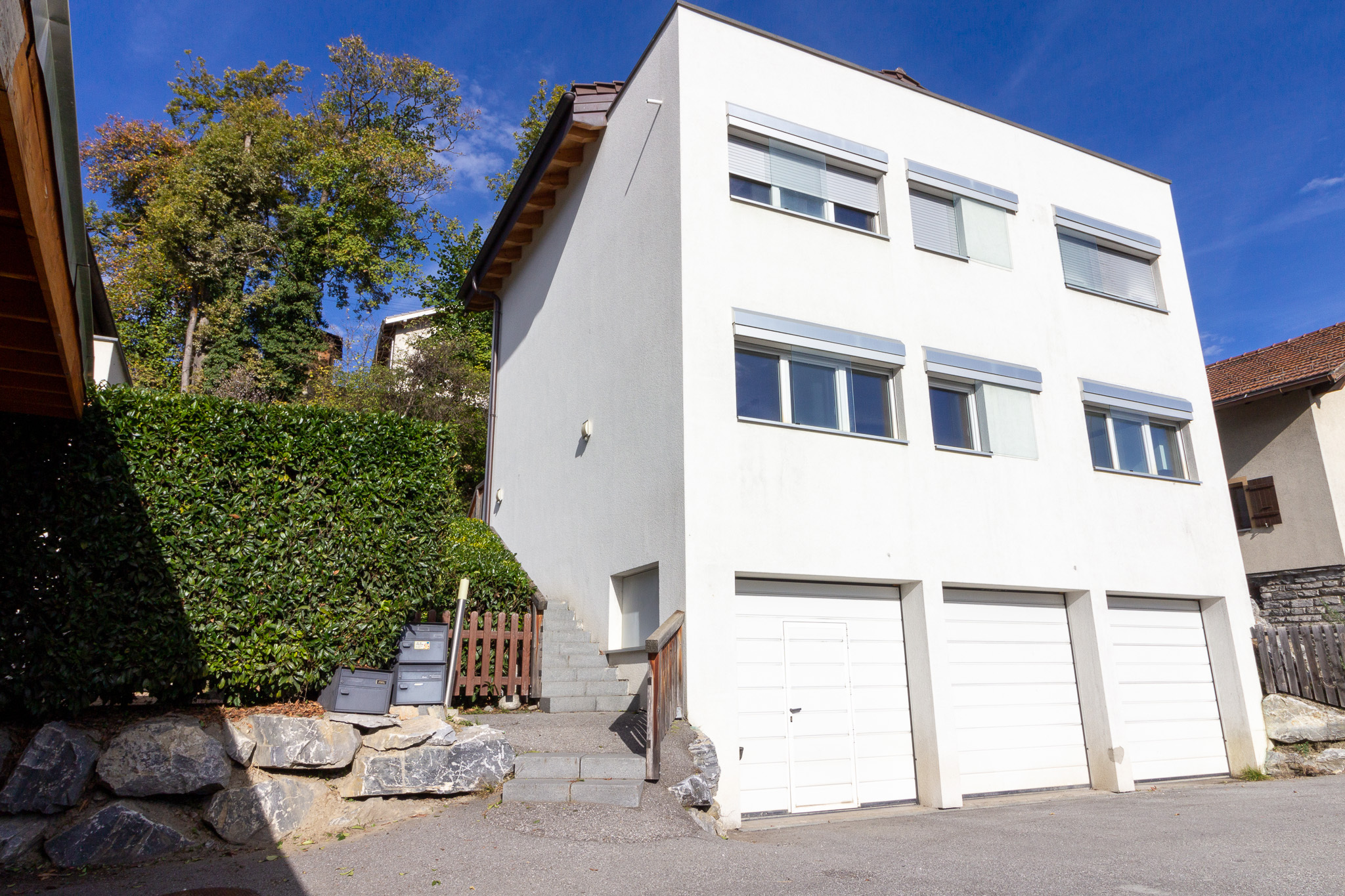 Modernes Wohnhaus mit Garagenfront