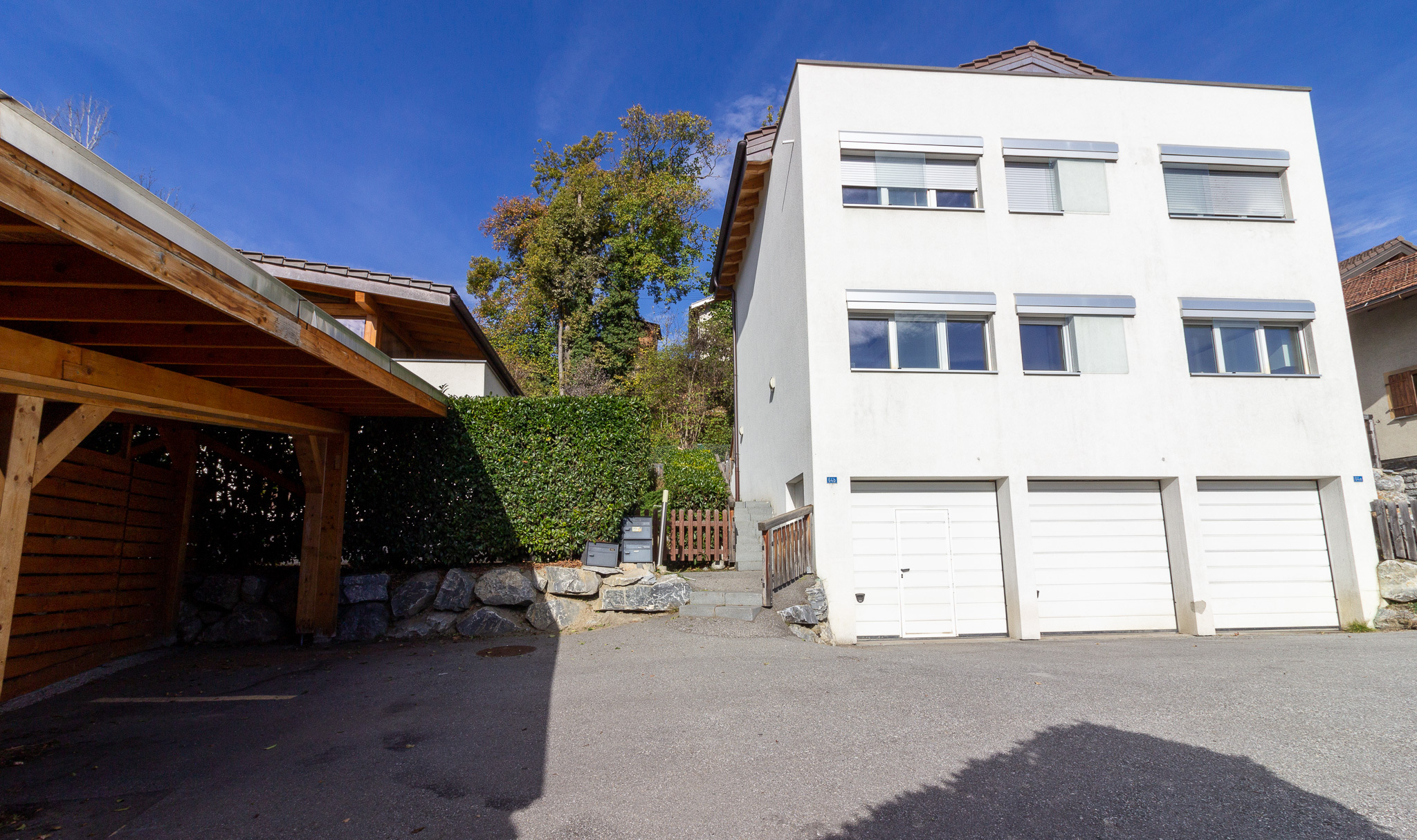 Außenansicht eines Wohnhauses mit Garagenzufahrt