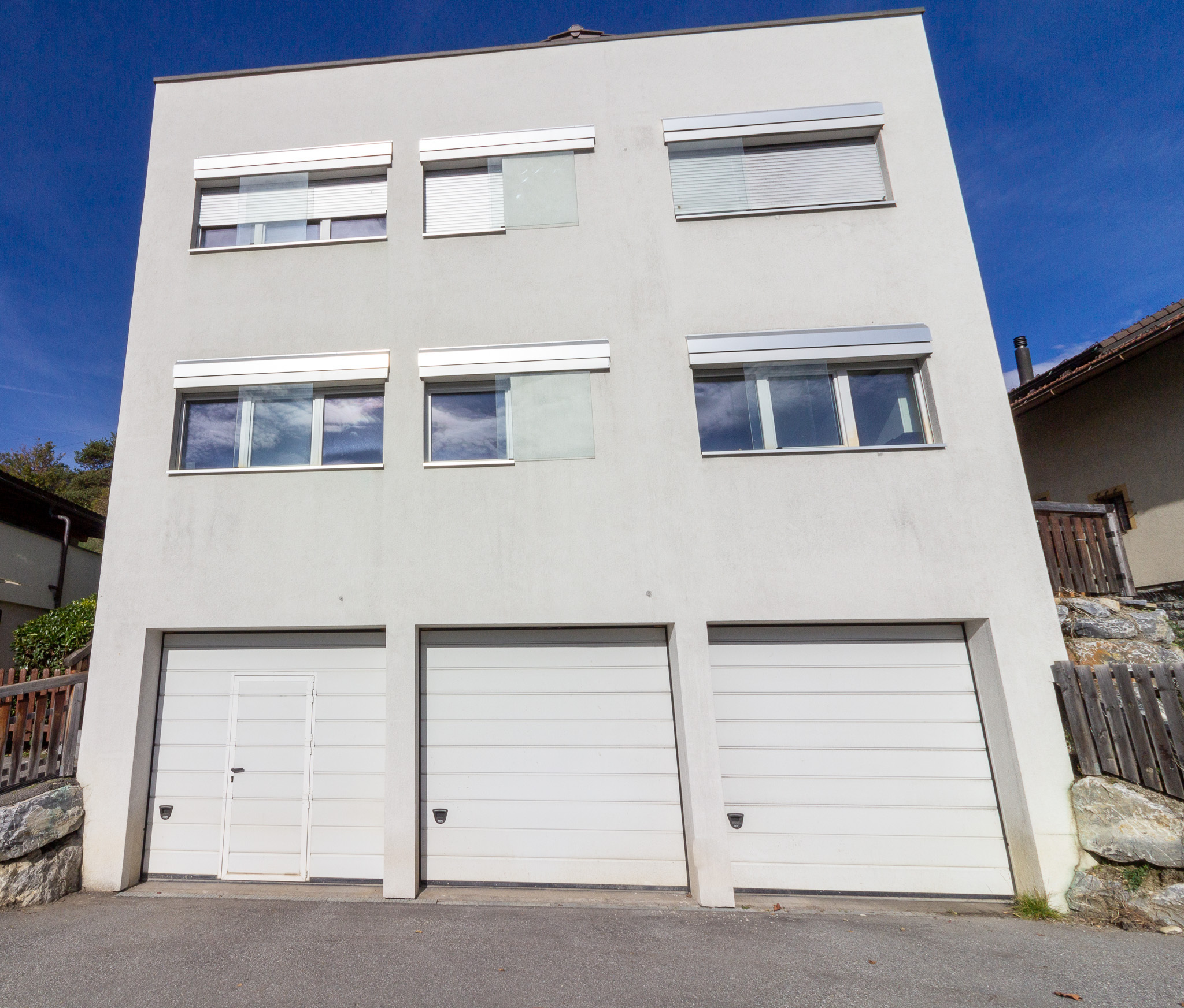 Moderne Hausfassade mit Garagen
