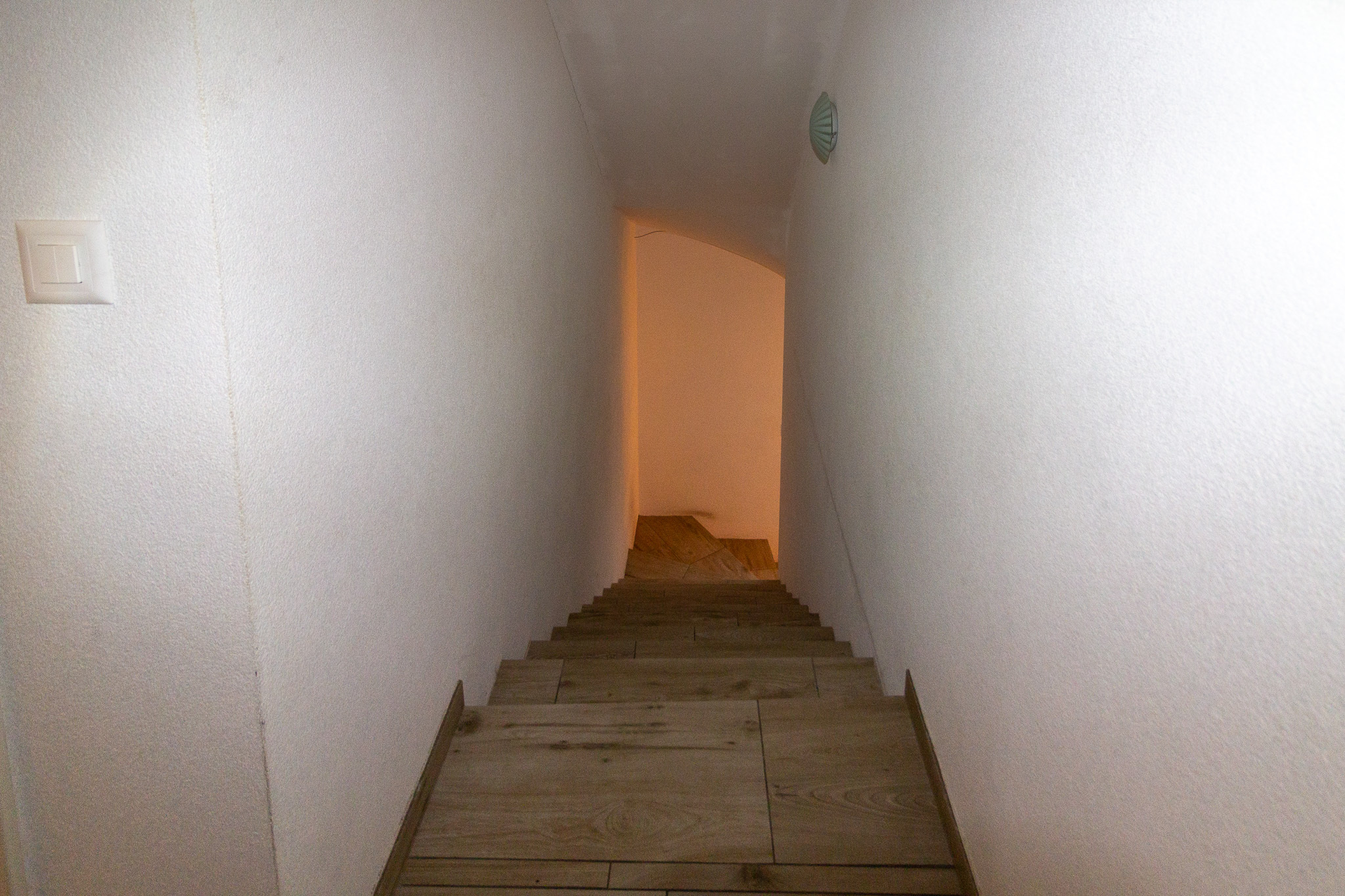 Treppenabgang im schmalen Flur