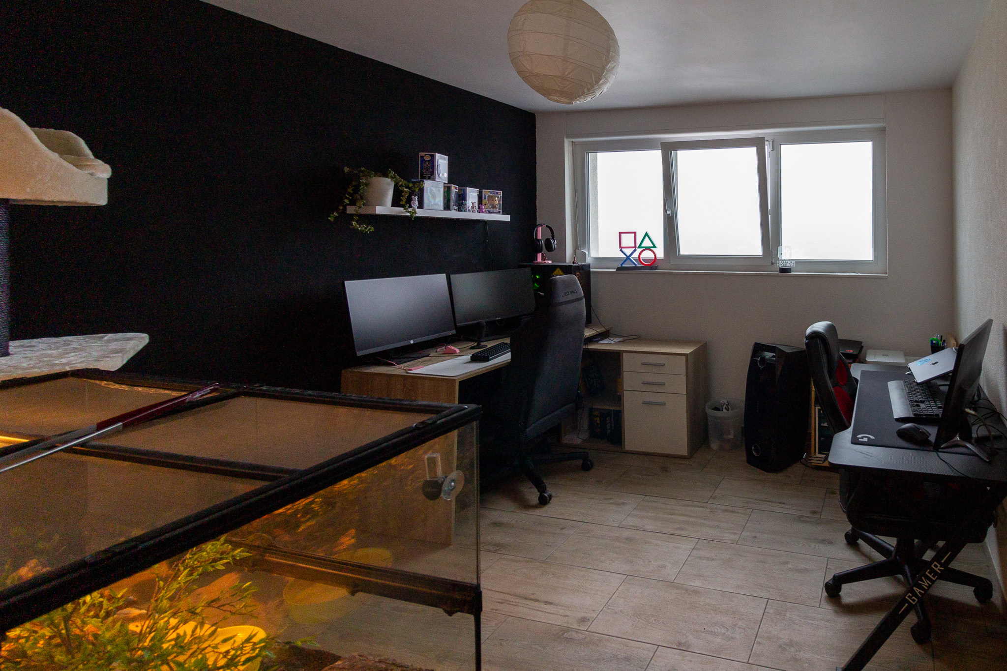 Arbeitszimmer mit Gaming-Setup