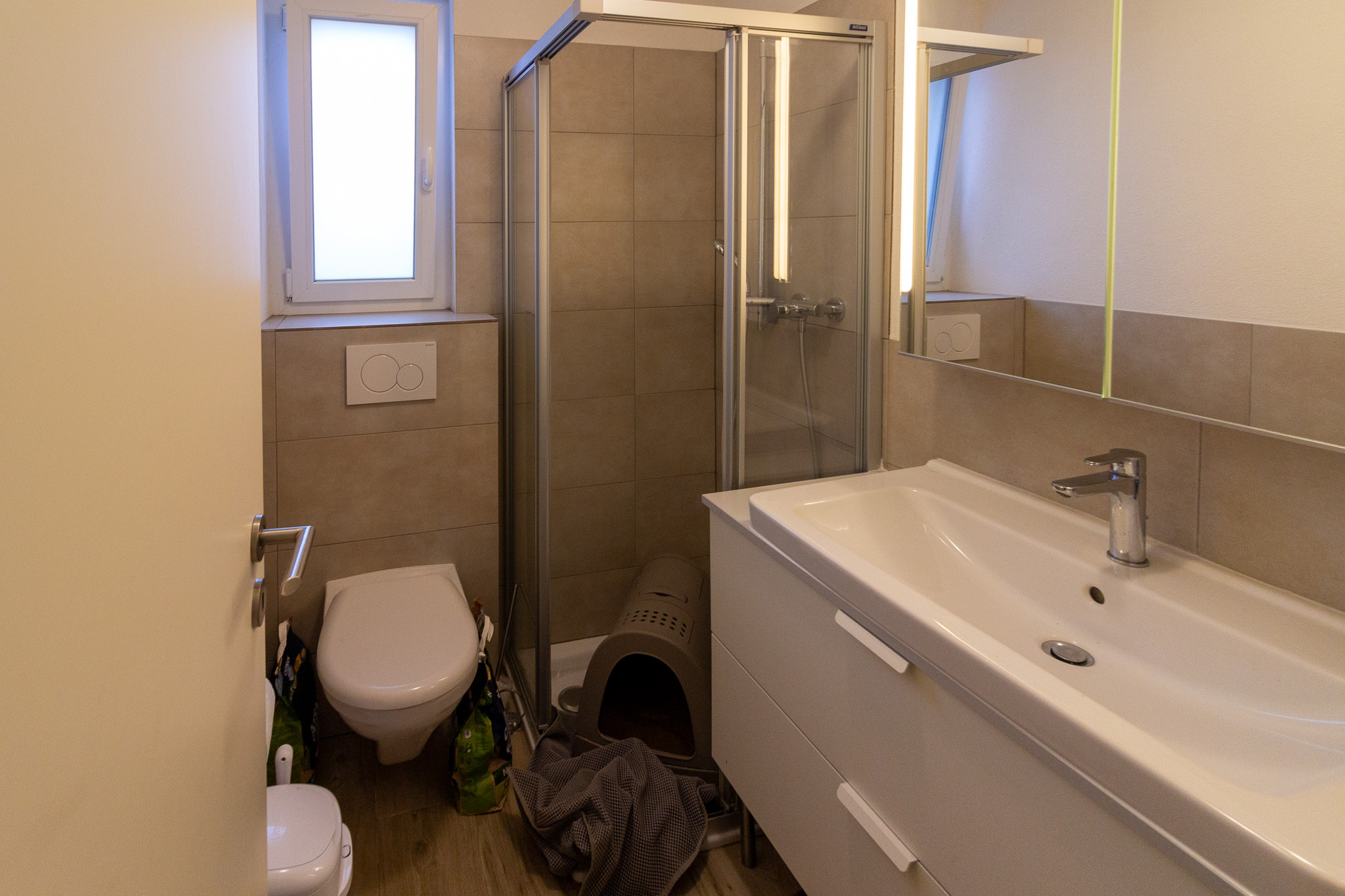 Kleines modernes Badezimmer mit Dusche, WC und Waschbecken
