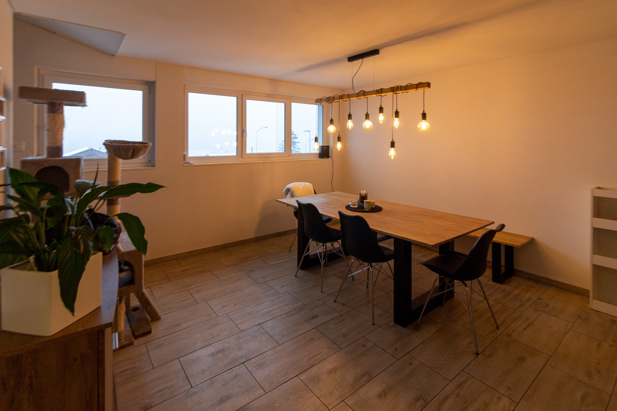 Esszimmer mit Holztisch und Katzenbaum