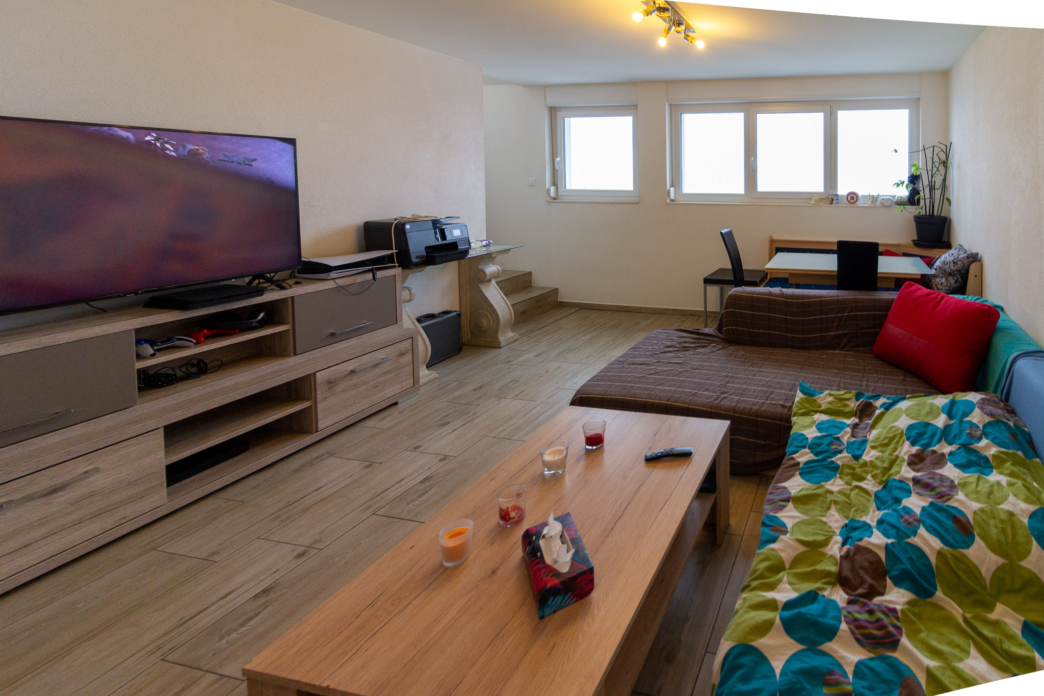 Wohnzimmer mit Sitzgruppe und TV