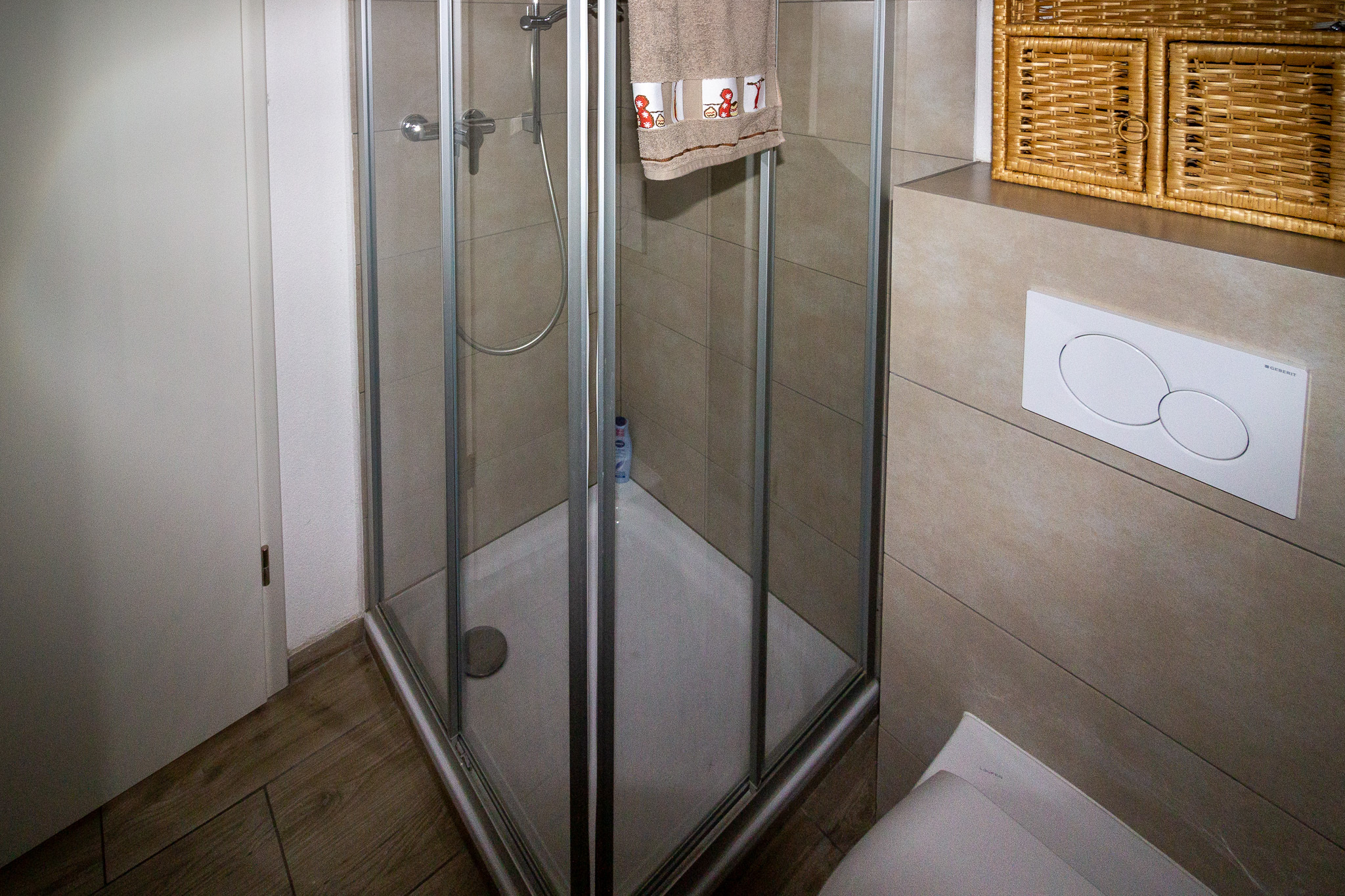 Modernes Badezimmer mit Dusche und Unterputz-Spülkasten