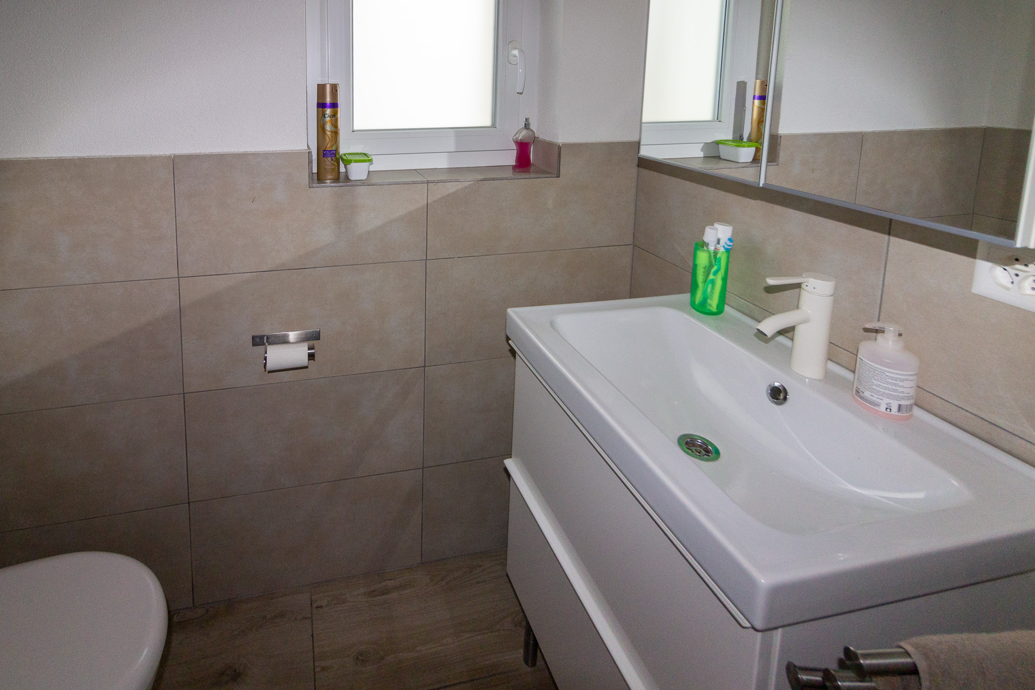 Modernes Badezimmer mit Waschtisch und wandhängendem WC