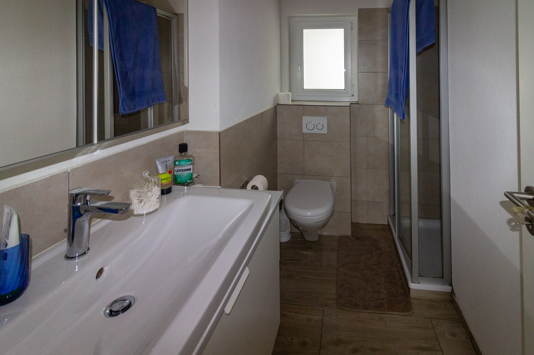 Kleines modernes Badezimmer mit Dusche und WC