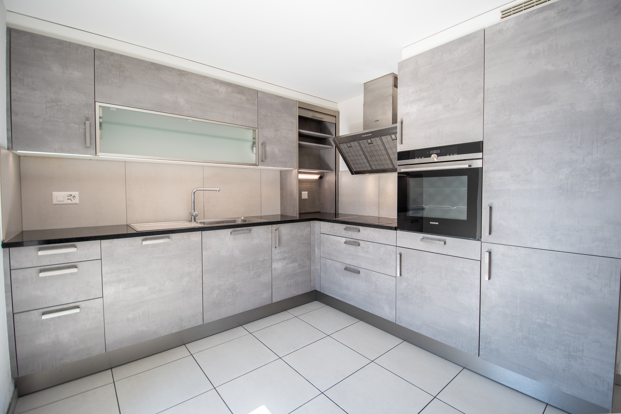 Moderne Einbauküche in Grau